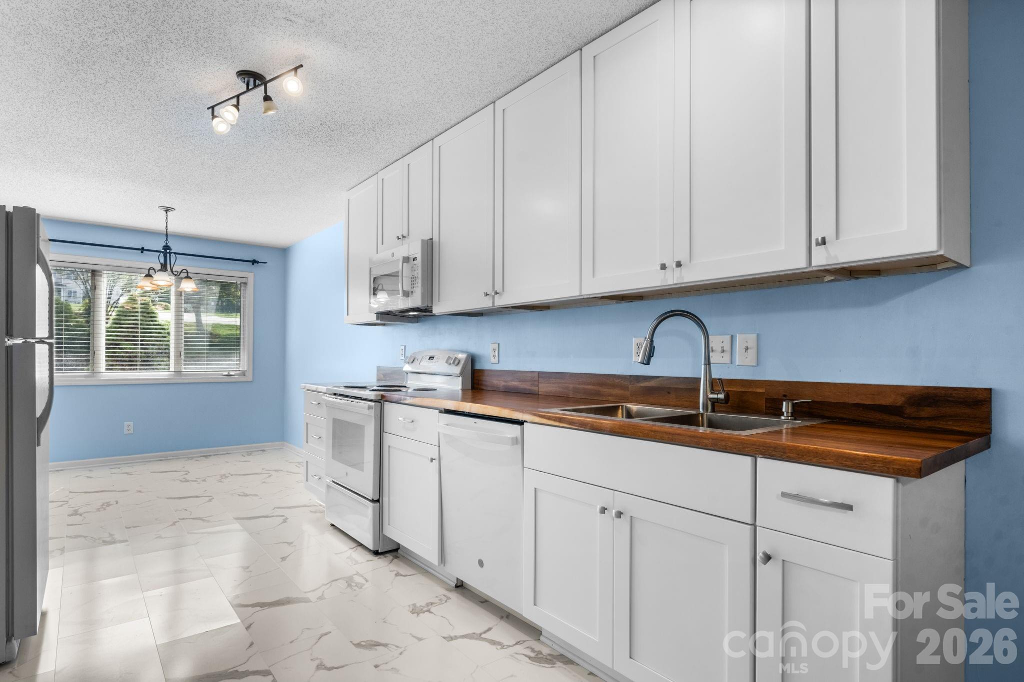 3245 White Oak Court — Claremont