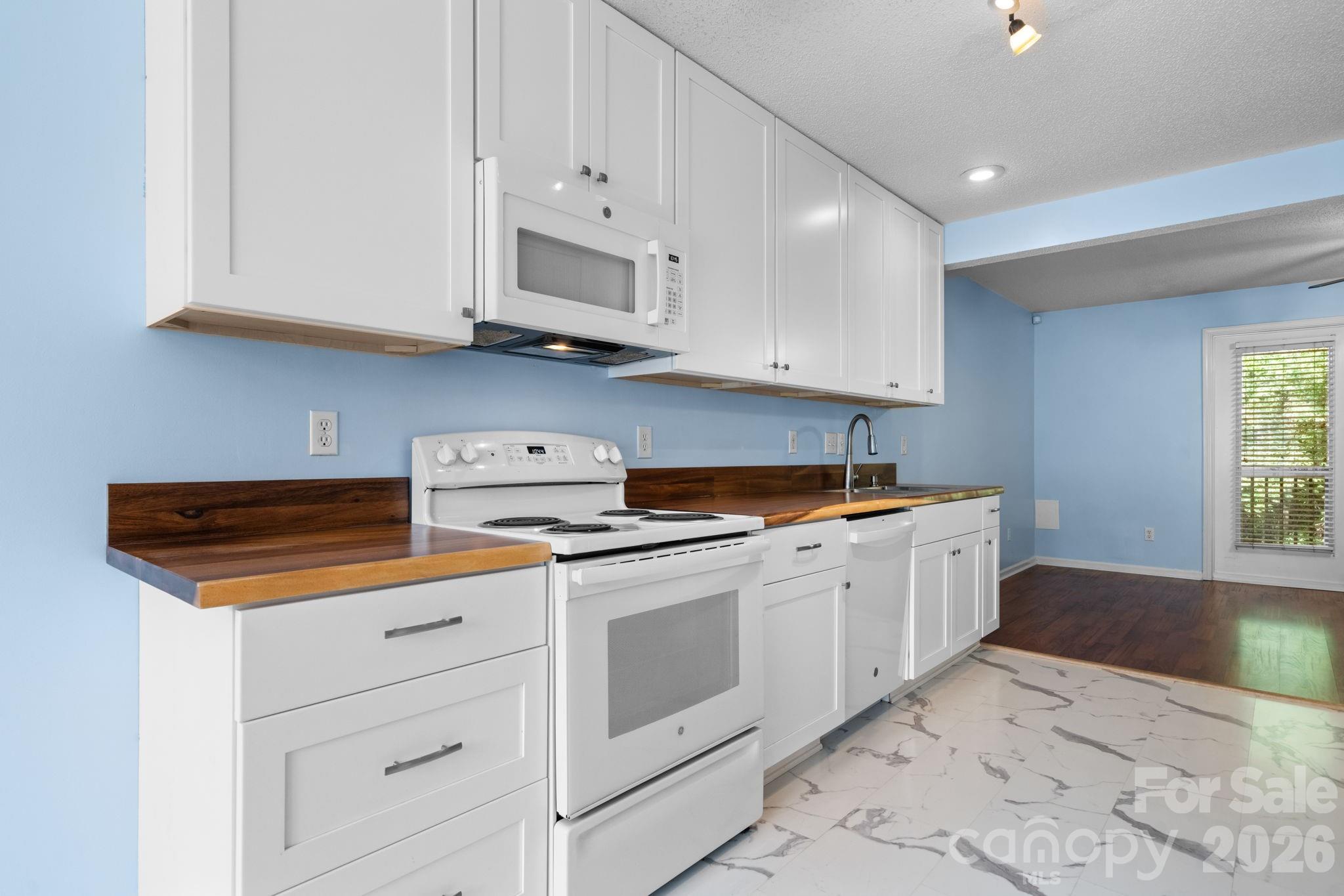 3245 White Oak Court — Claremont