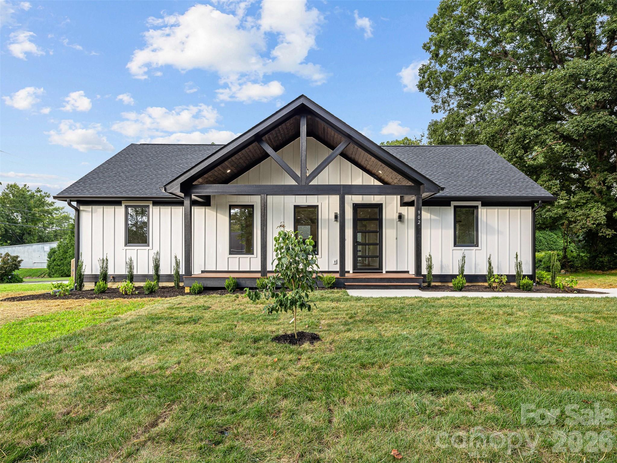 902 Narva Road — Hendersonville