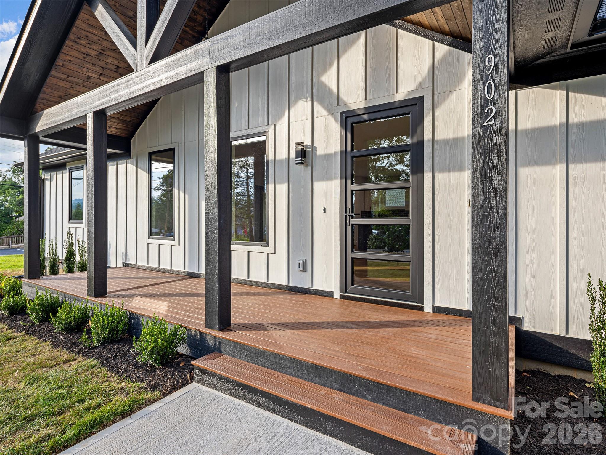 902 Narva Road — Hendersonville