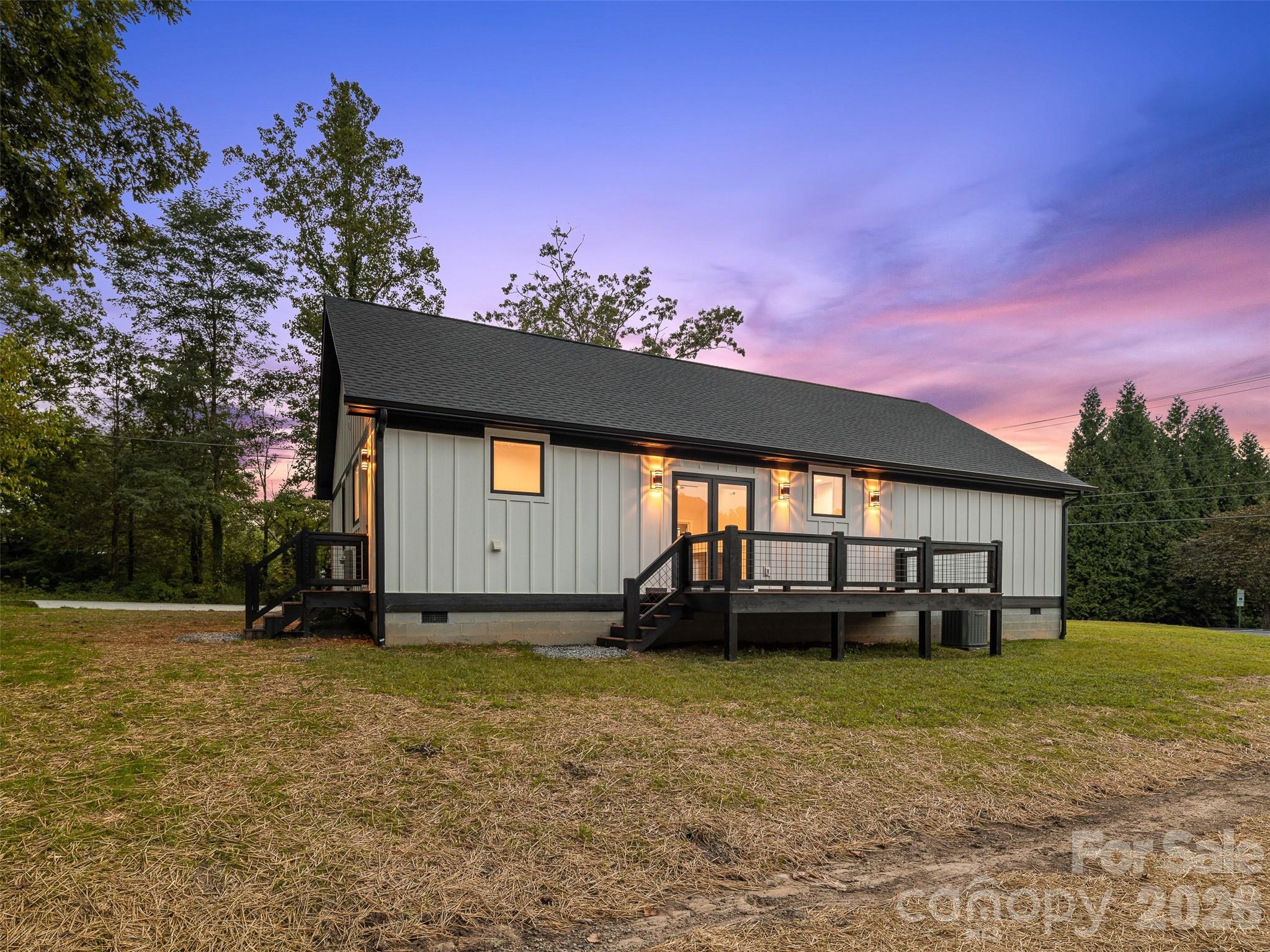 902 Narva Road — Hendersonville