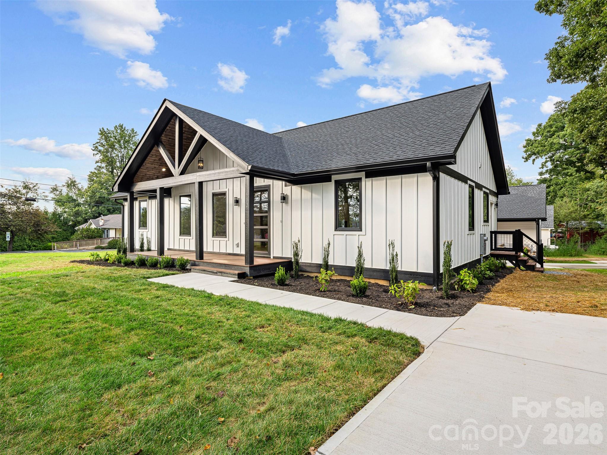902 Narva Road — Hendersonville