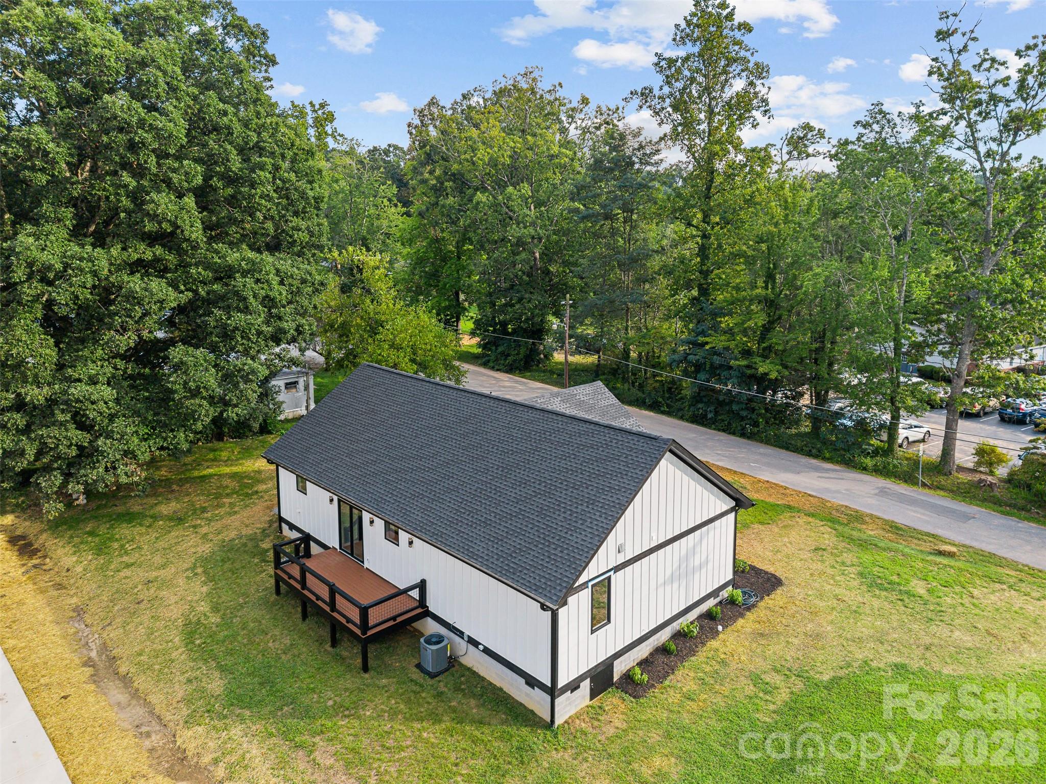 902 Narva Road — Hendersonville