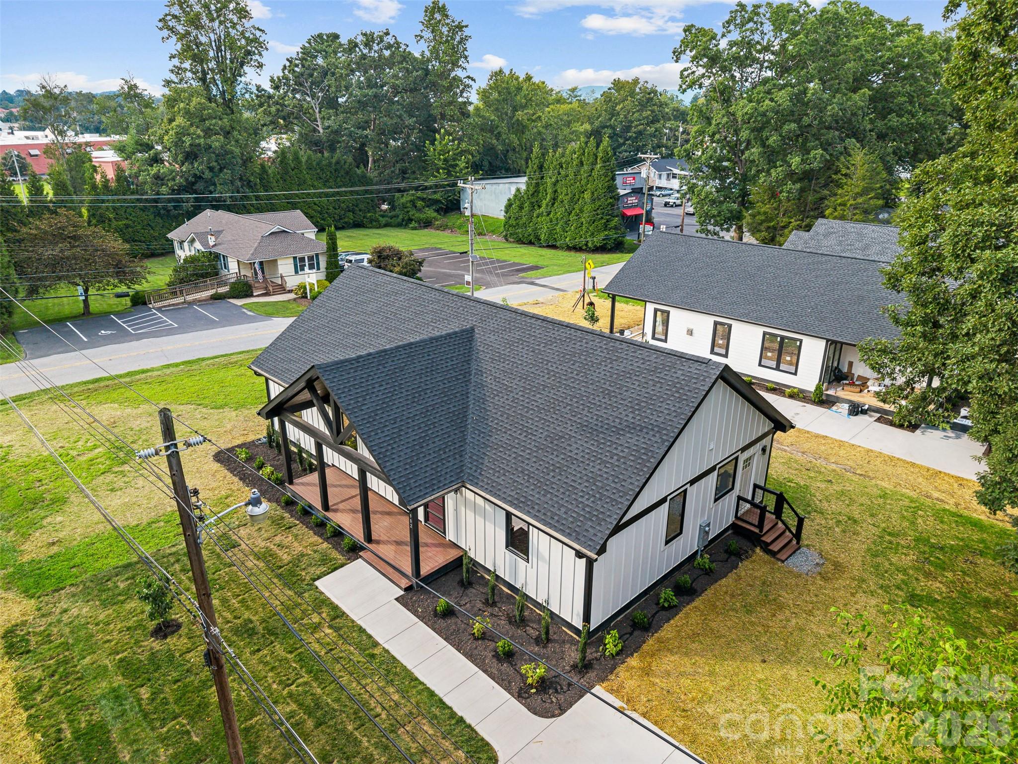 902 Narva Road — Hendersonville