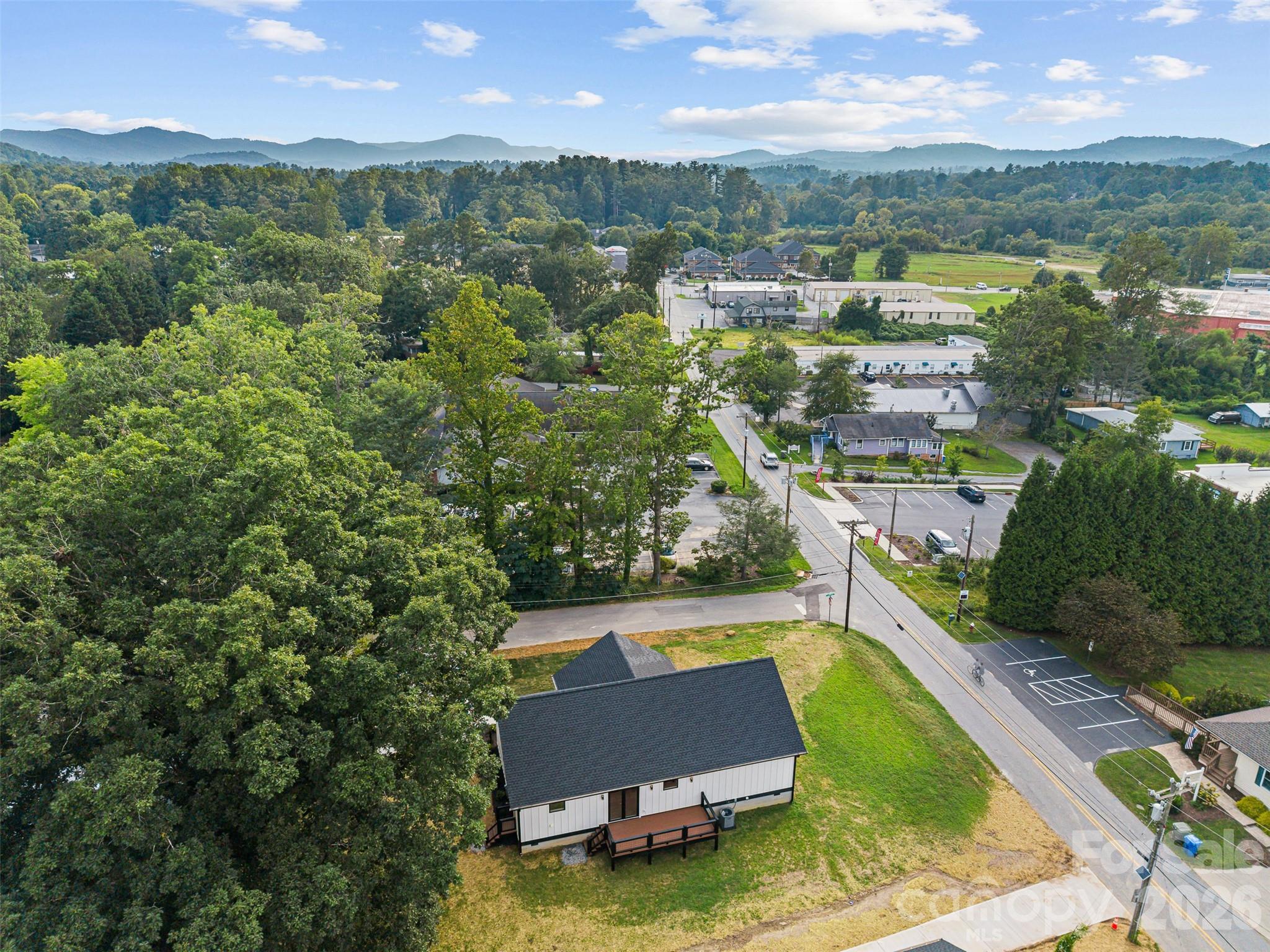 902 Narva Road — Hendersonville