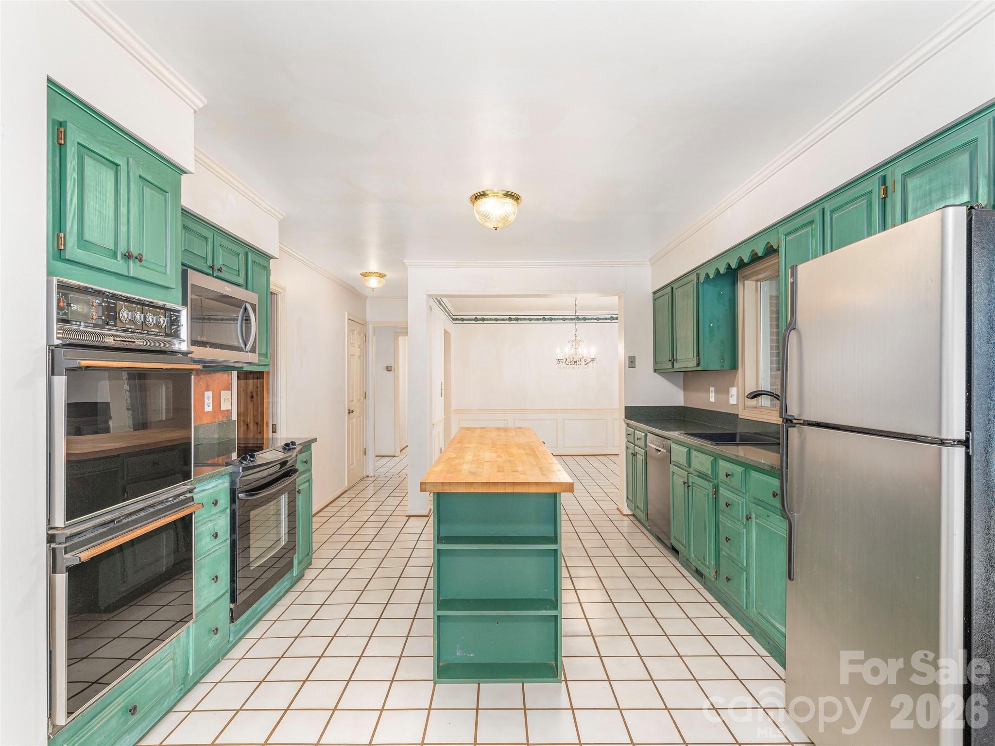 200 Heathcote Road — Hendersonville