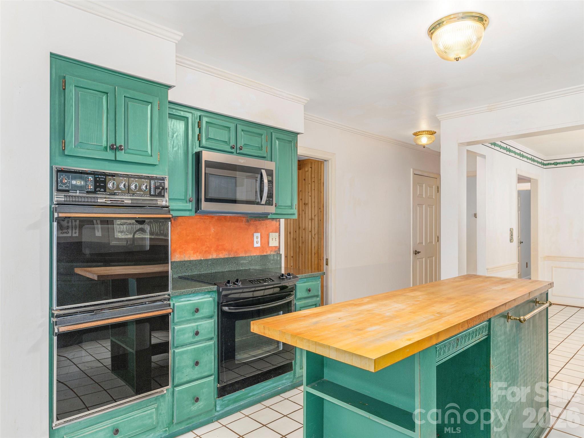 200 Heathcote Road — Hendersonville
