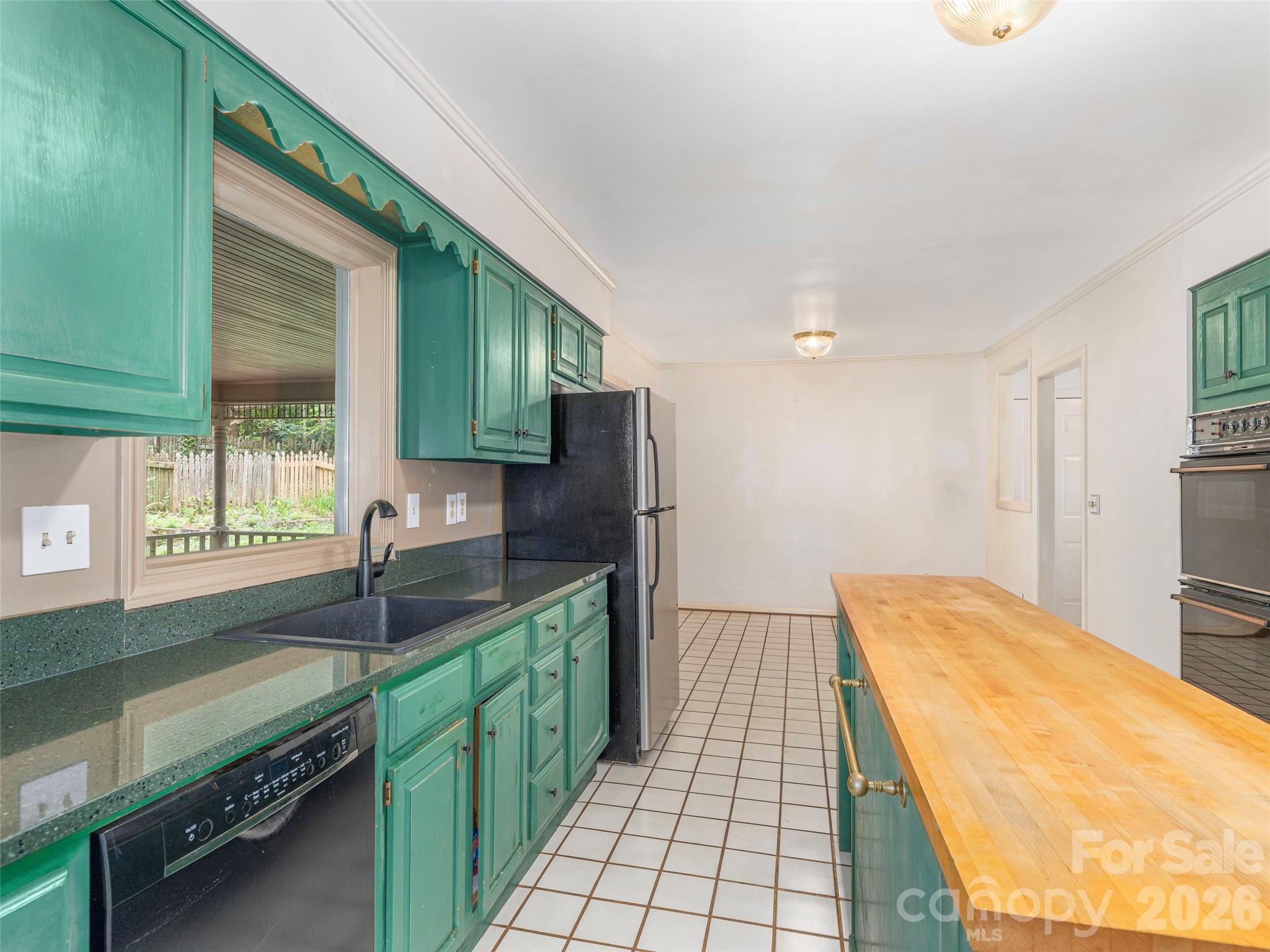 200 Heathcote Road — Hendersonville