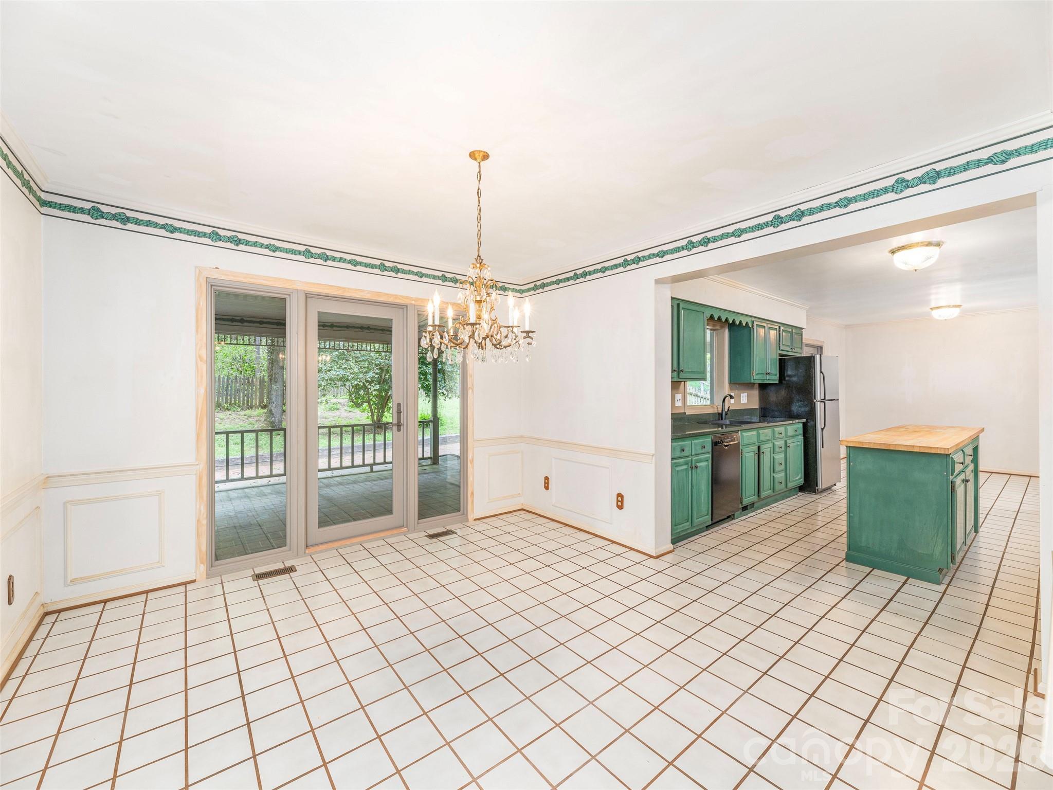 200 Heathcote Road — Hendersonville