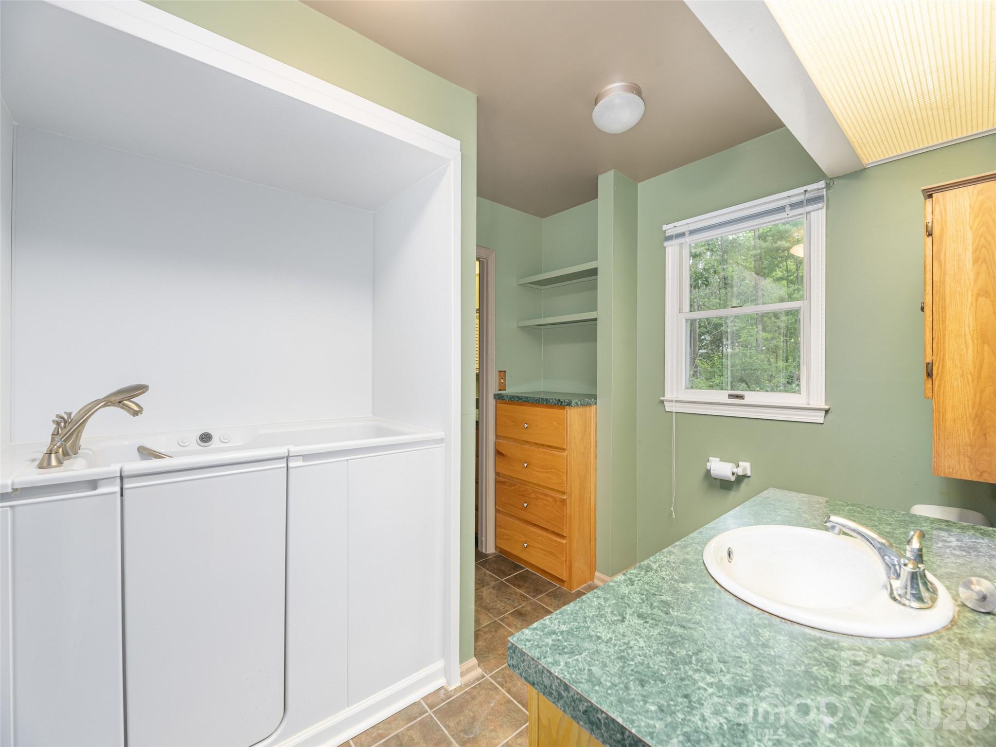 200 Heathcote Road — Hendersonville