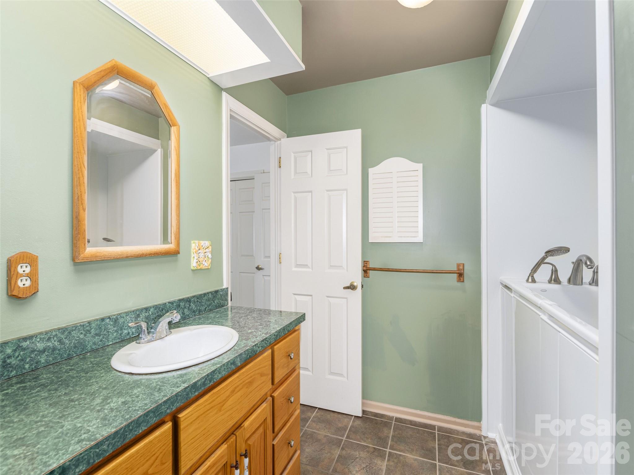 200 Heathcote Road — Hendersonville
