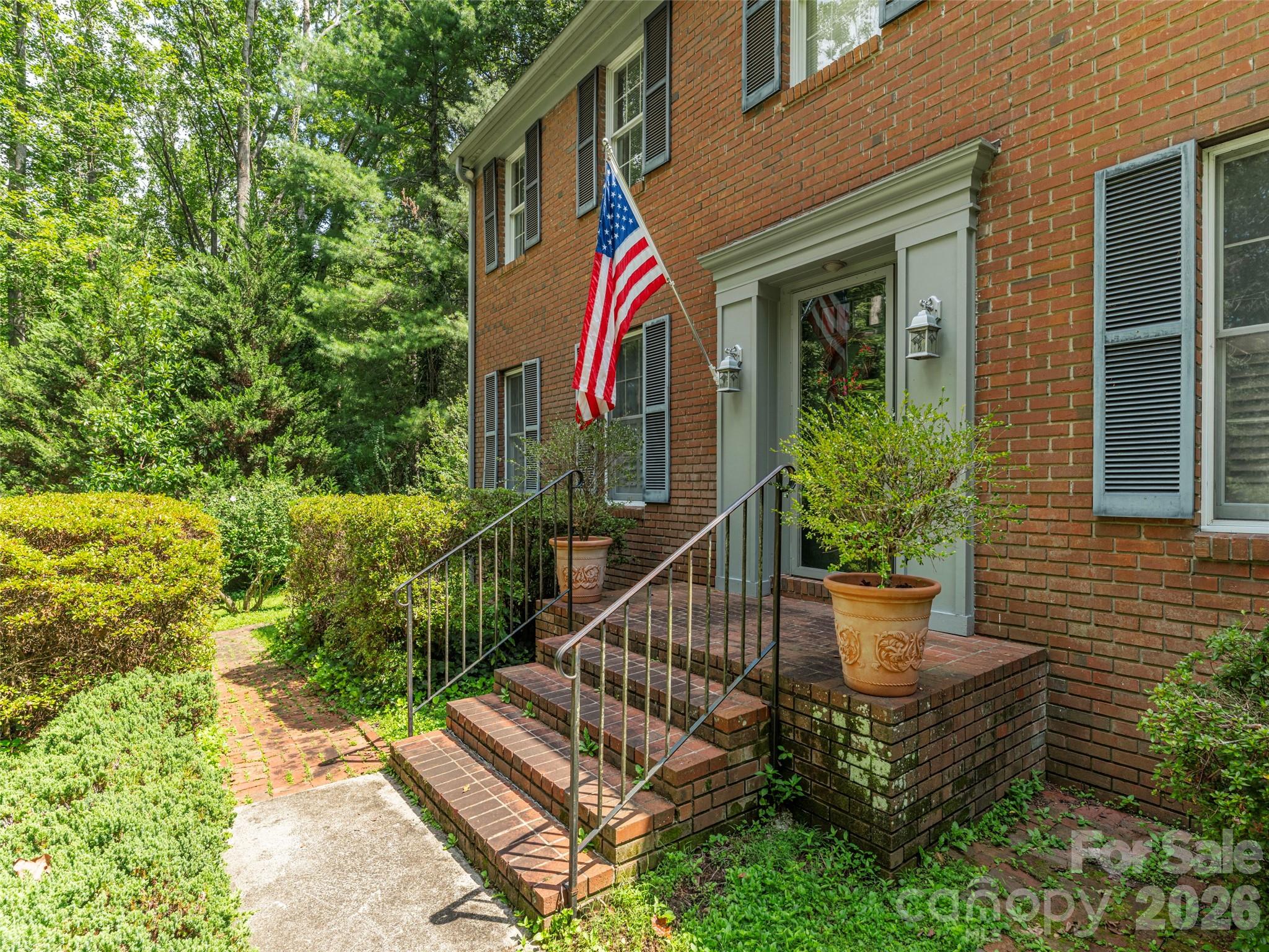 200 Heathcote Road — Hendersonville