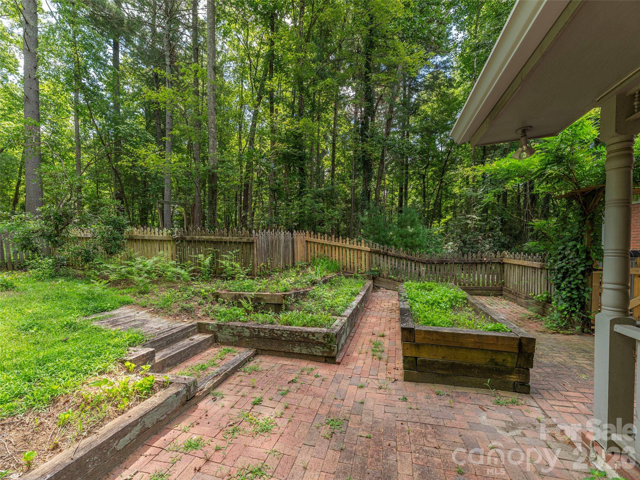 200 Heathcote Road — Hendersonville