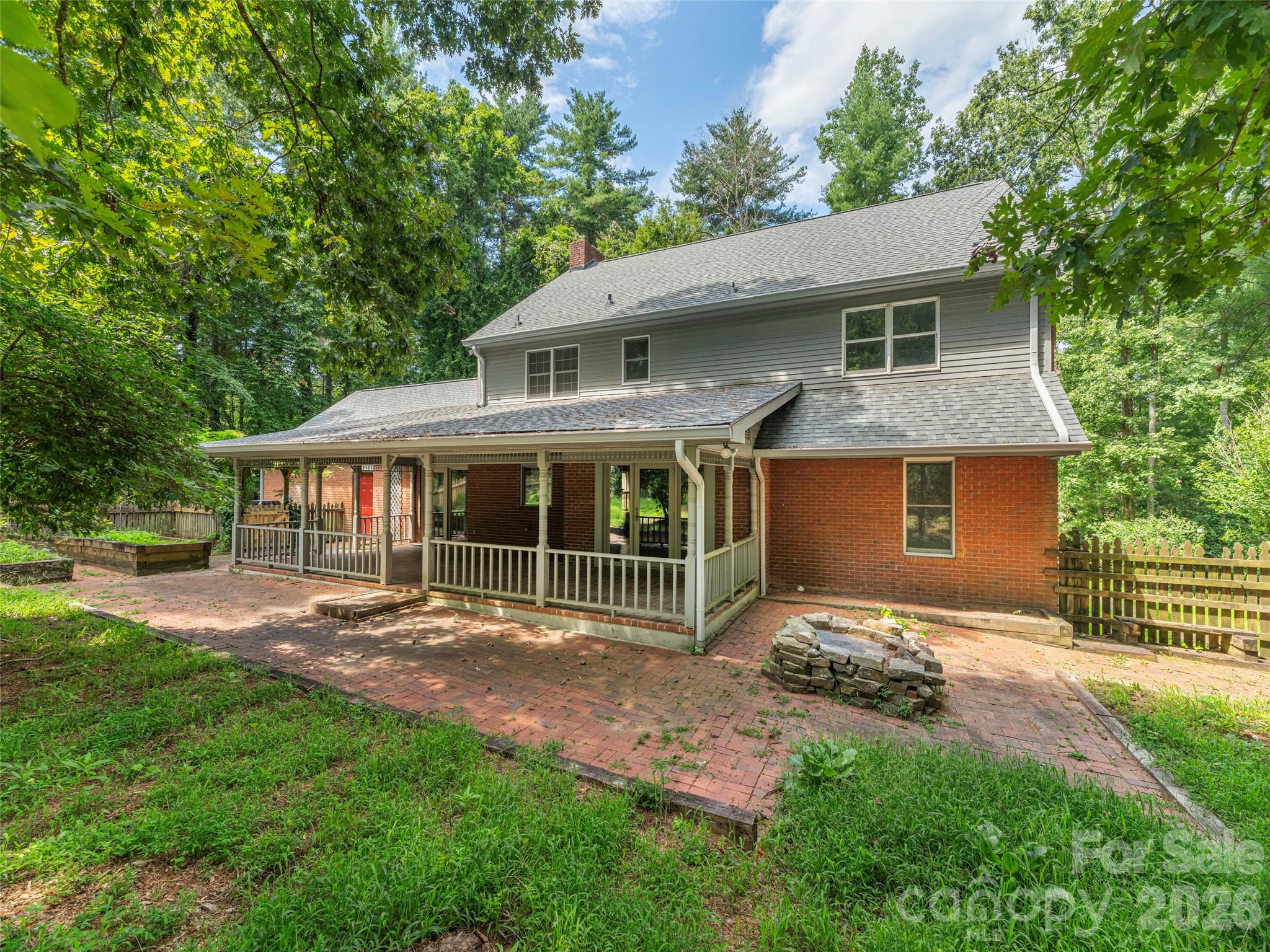 200 Heathcote Road — Hendersonville