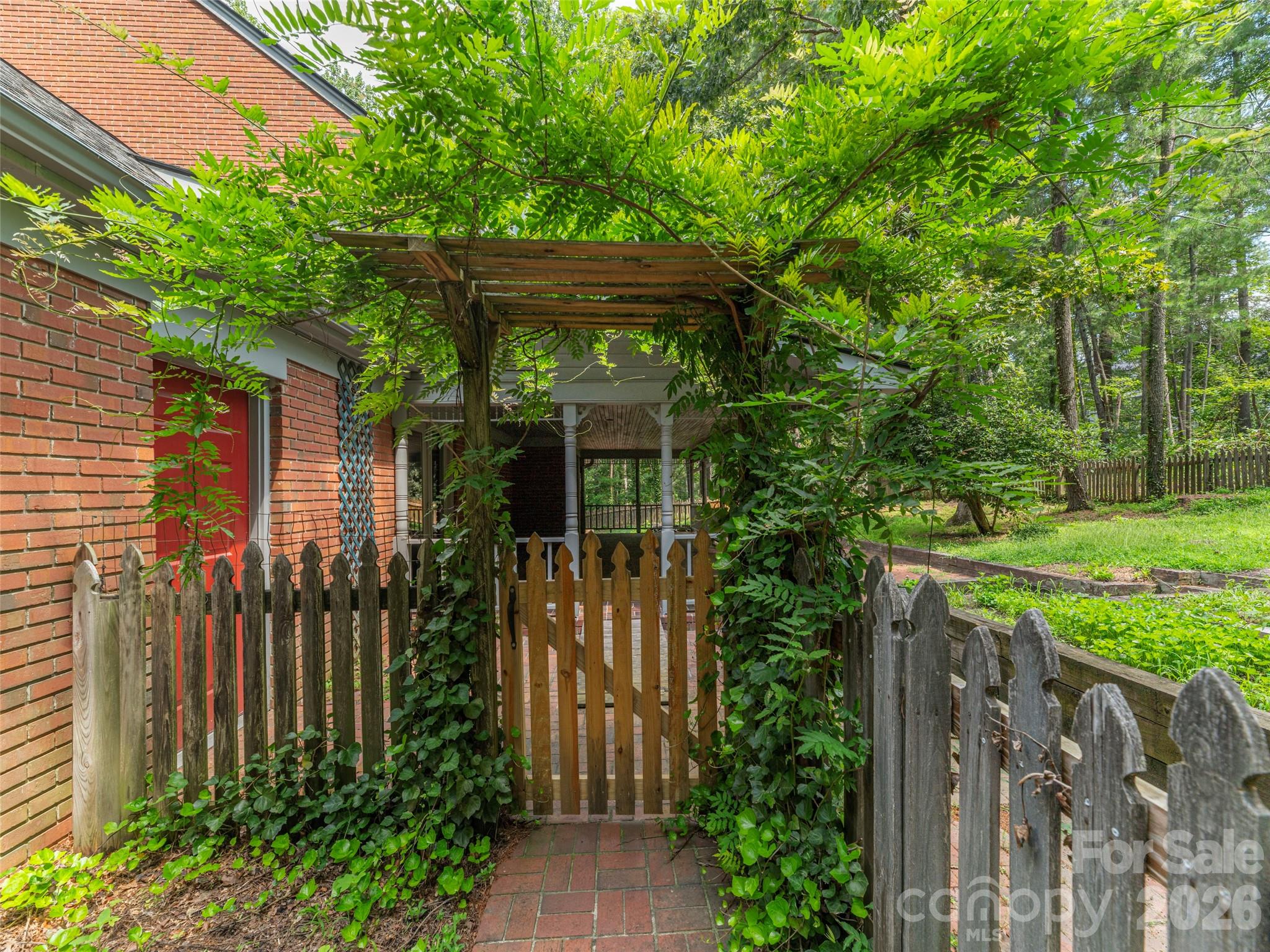 200 Heathcote Road — Hendersonville