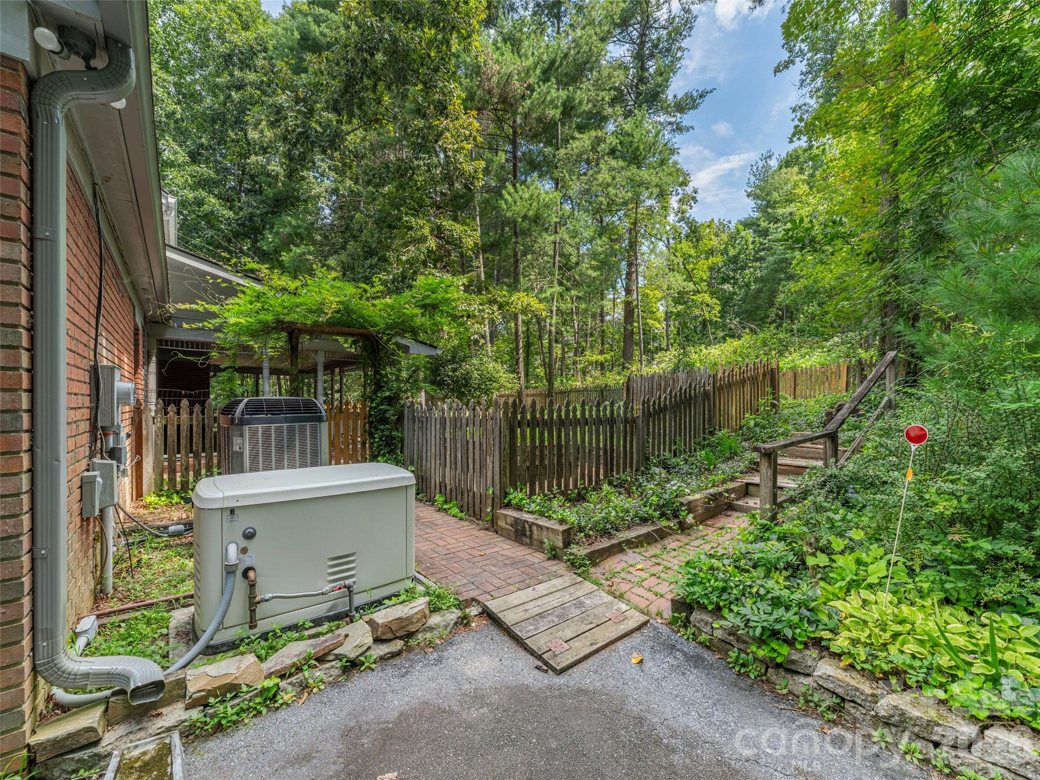 200 Heathcote Road — Hendersonville