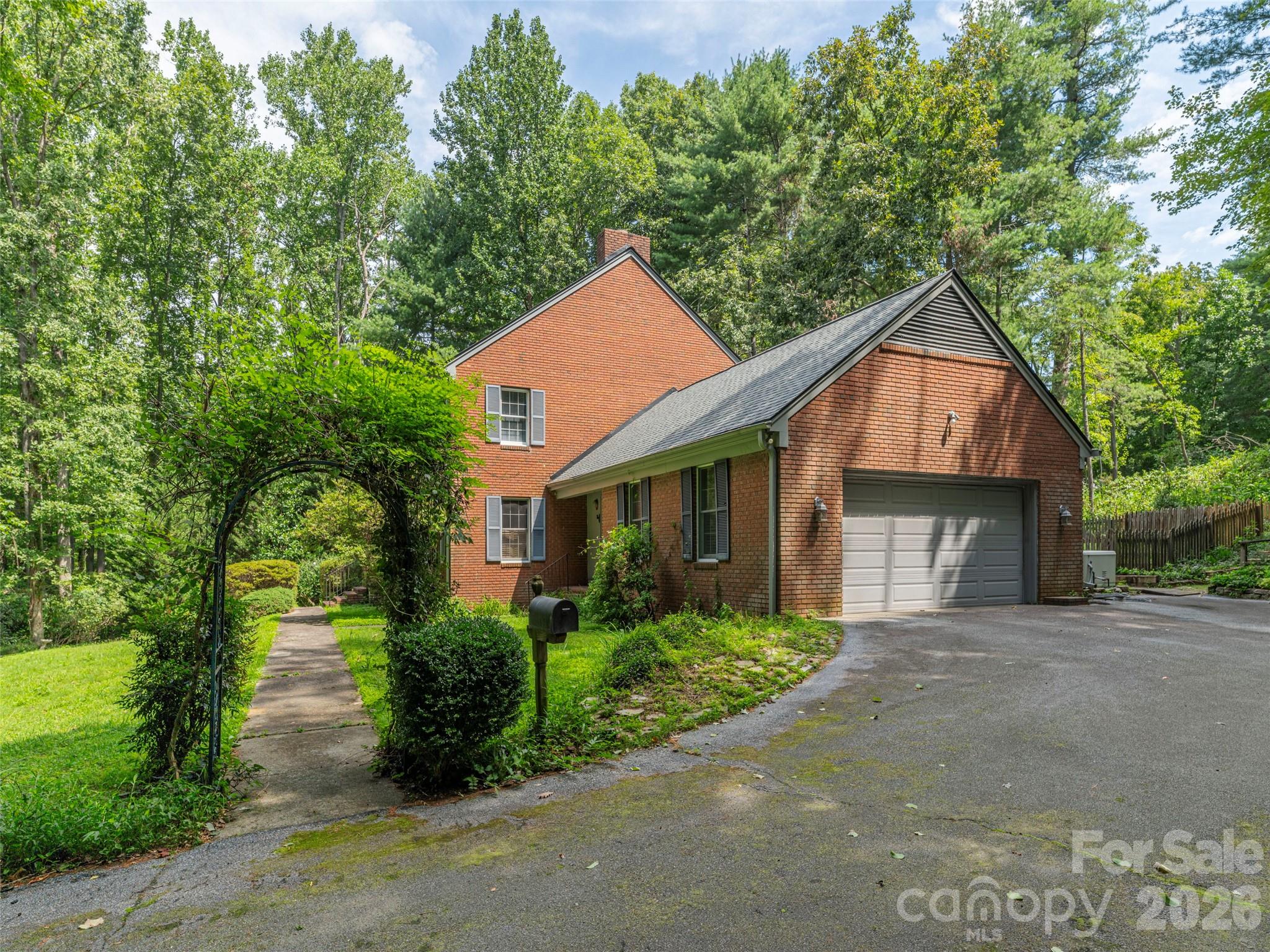 200 Heathcote Road — Hendersonville