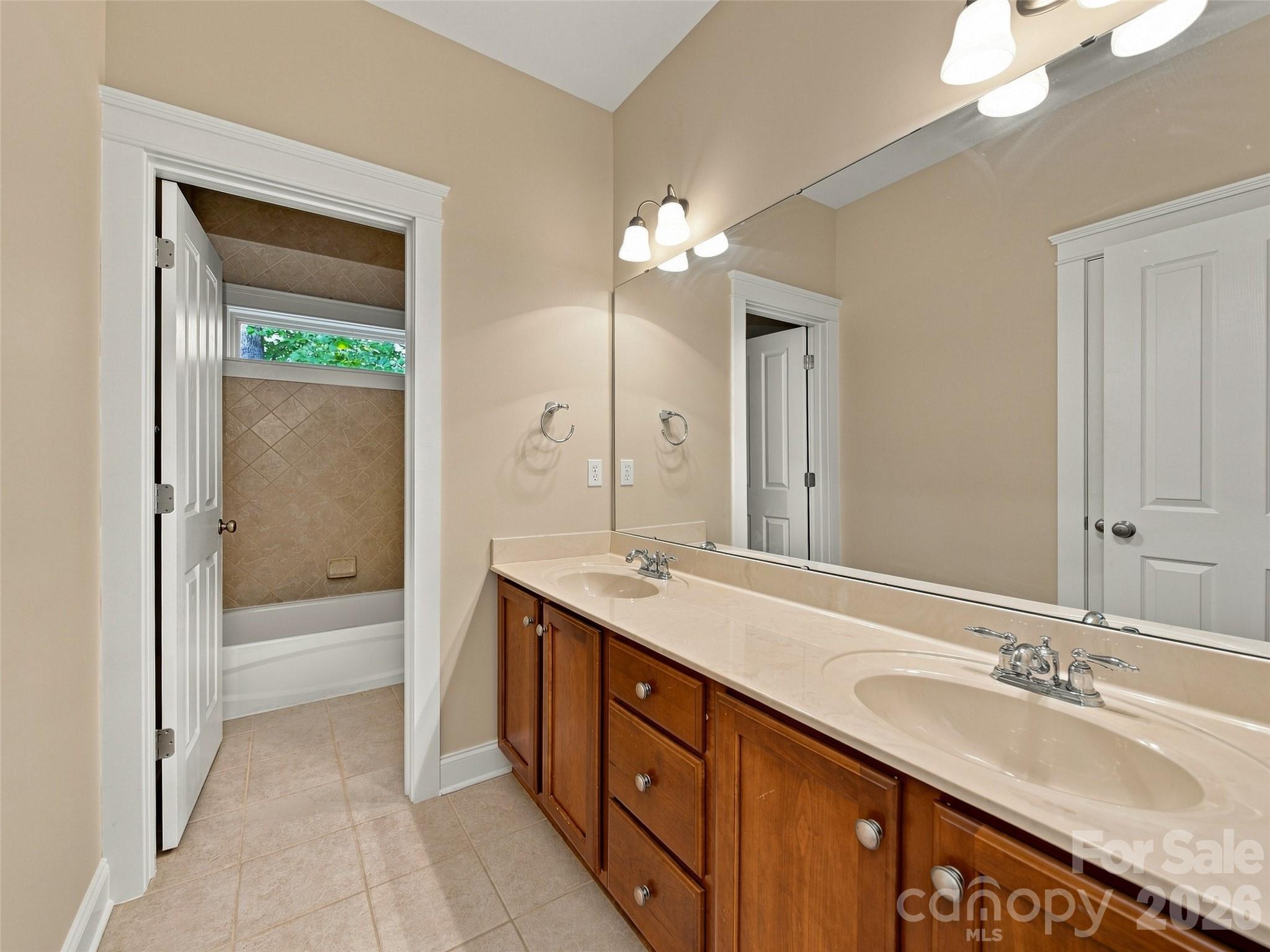 24 Greenwells Glory Drive — Biltmore Lake