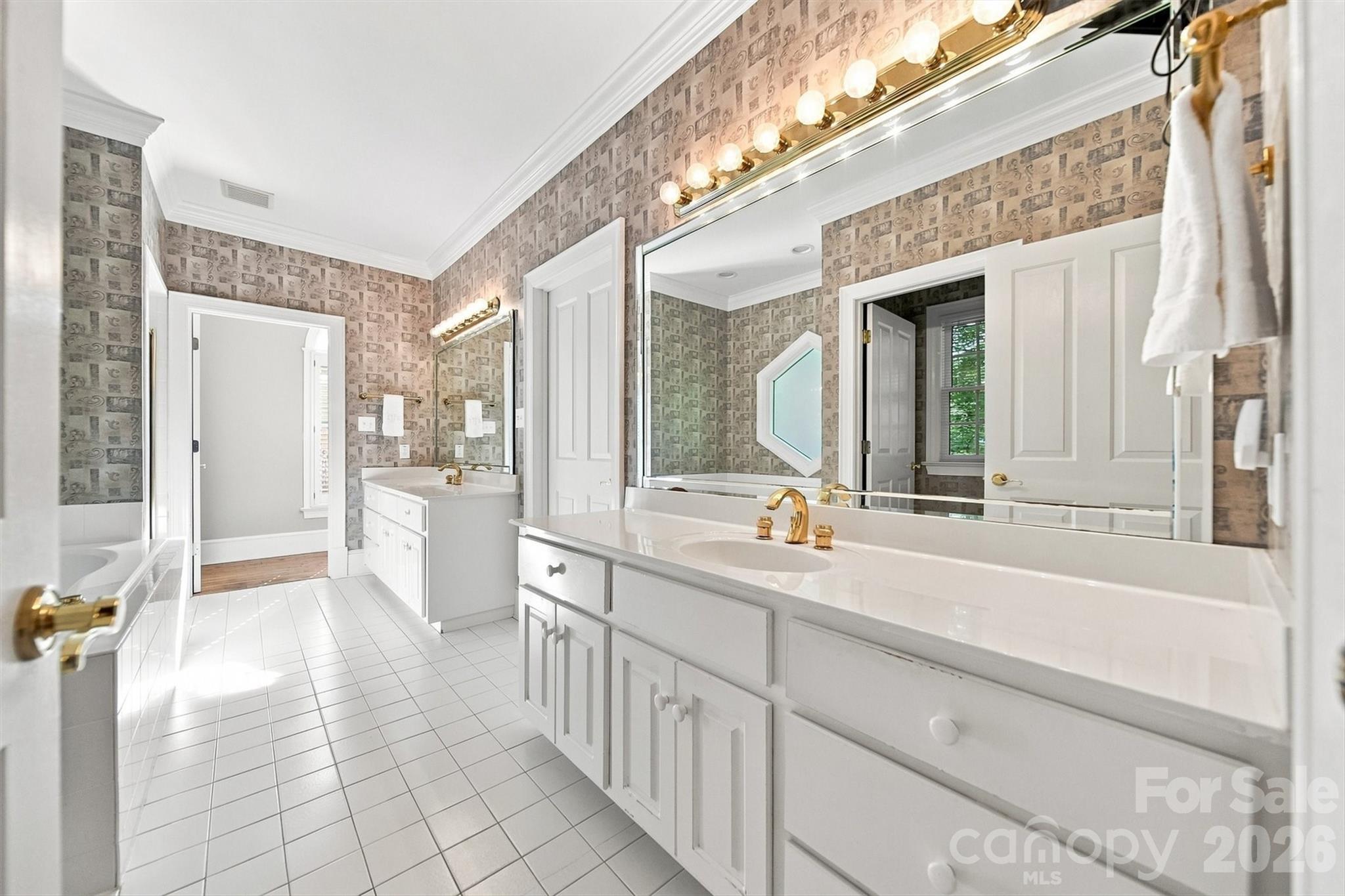 1515 8th Street NW — Hickory
