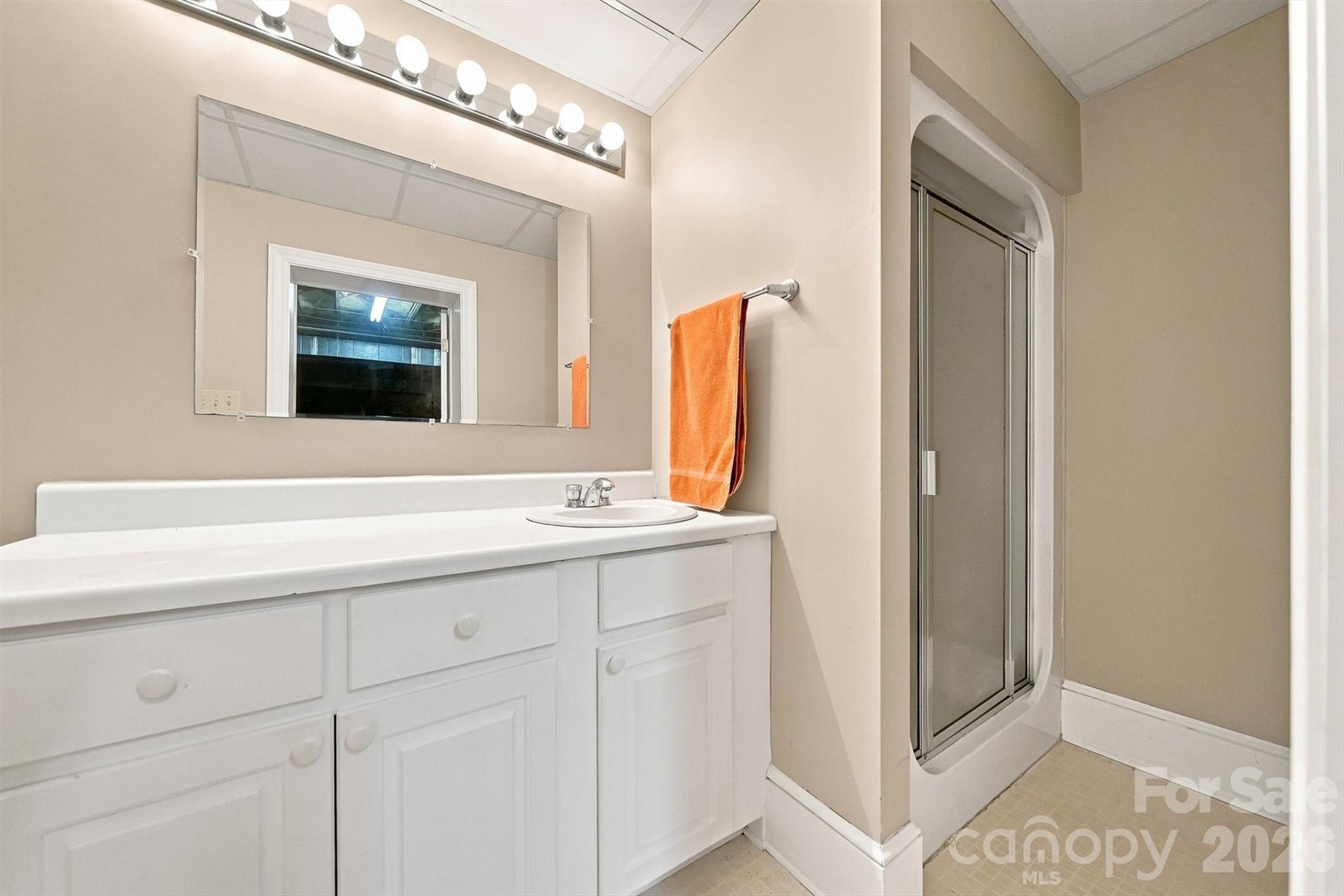 1515 8th Street NW — Hickory