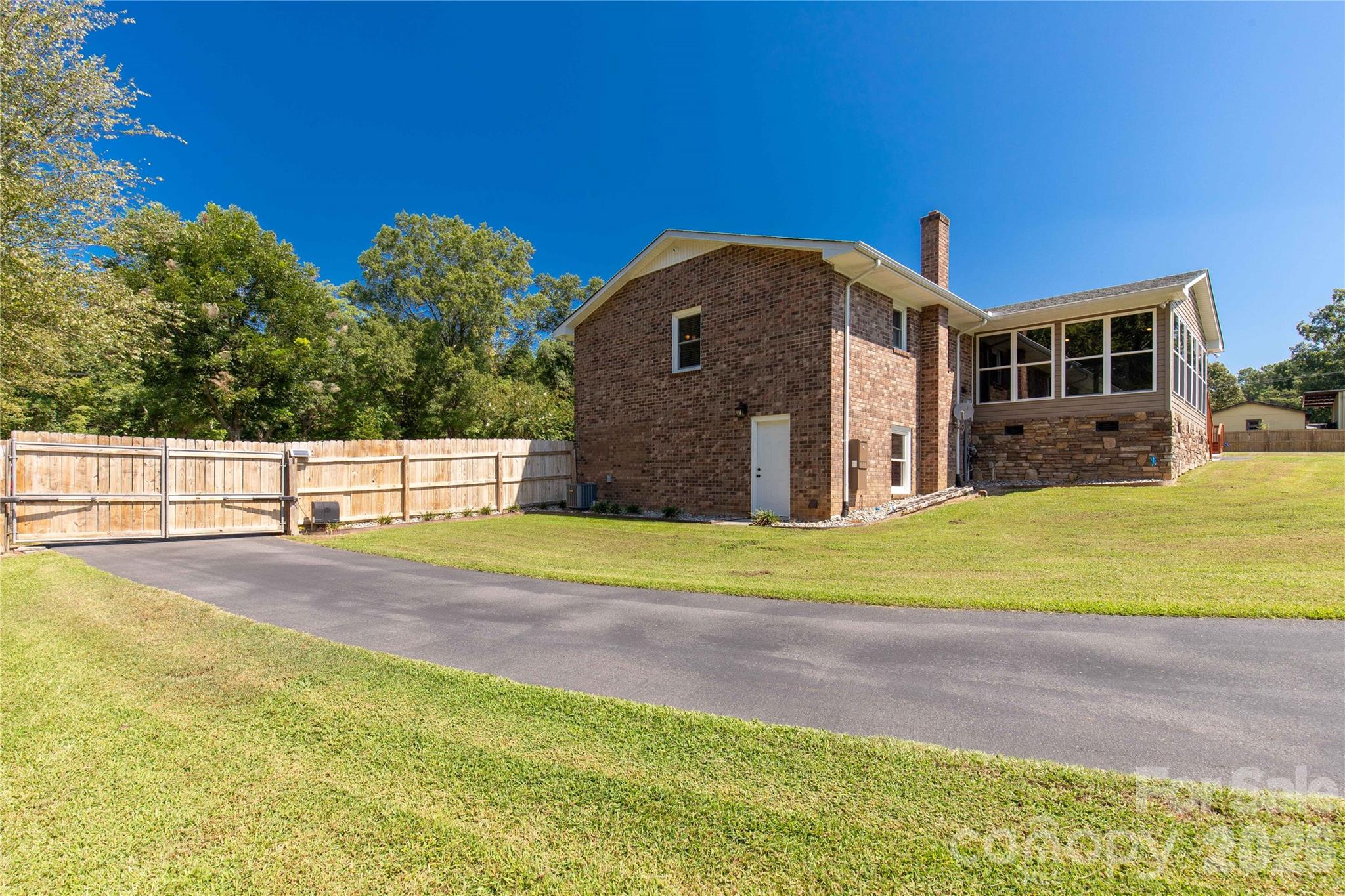613 W Doc Garris Road — Lancaster