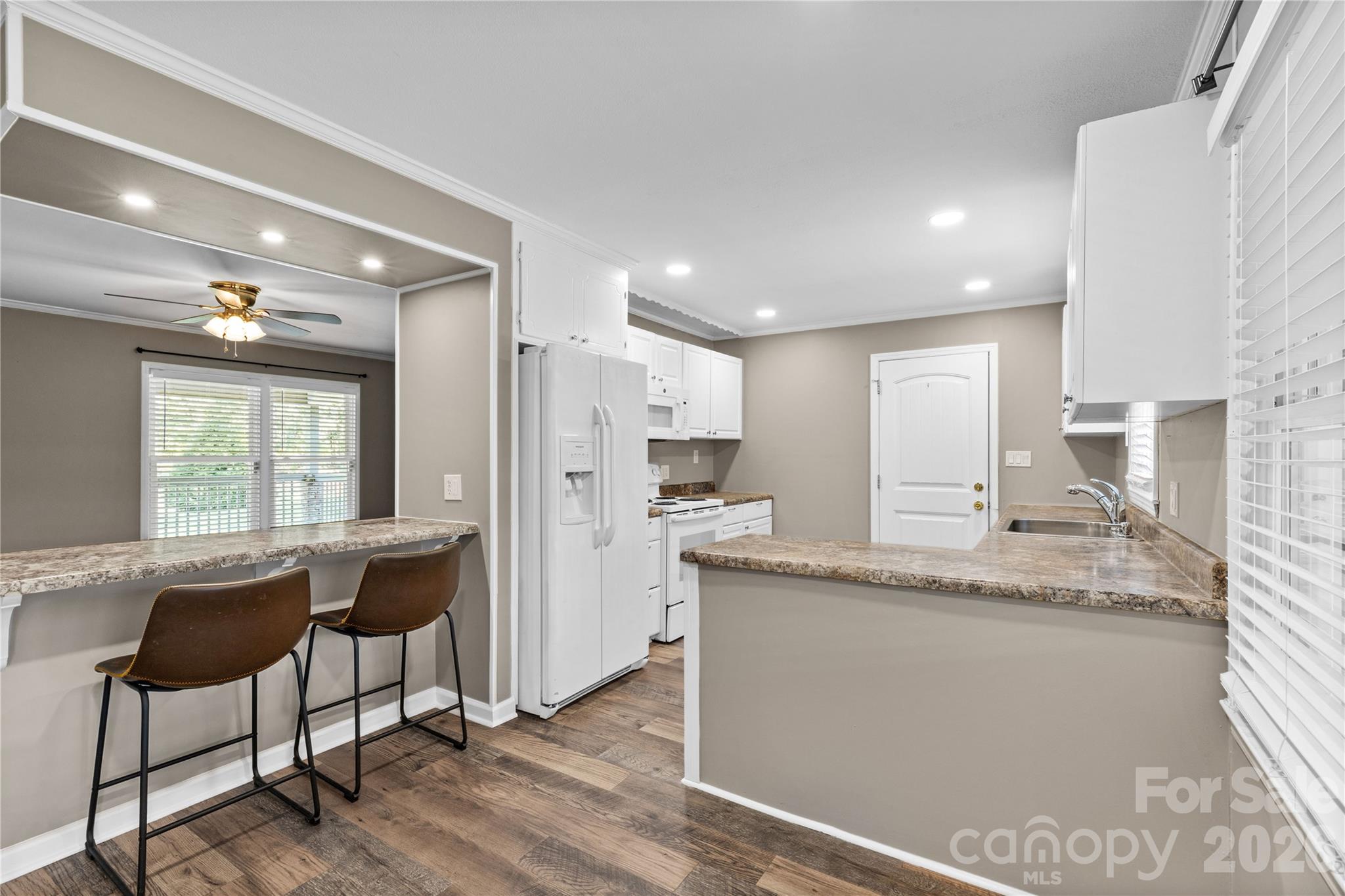 613 W Doc Garris Road — Lancaster