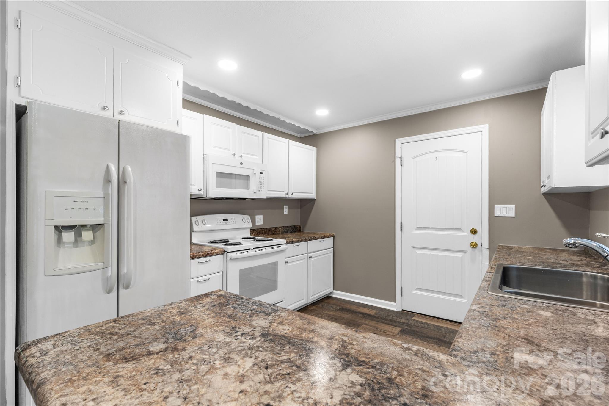613 W Doc Garris Road — Lancaster