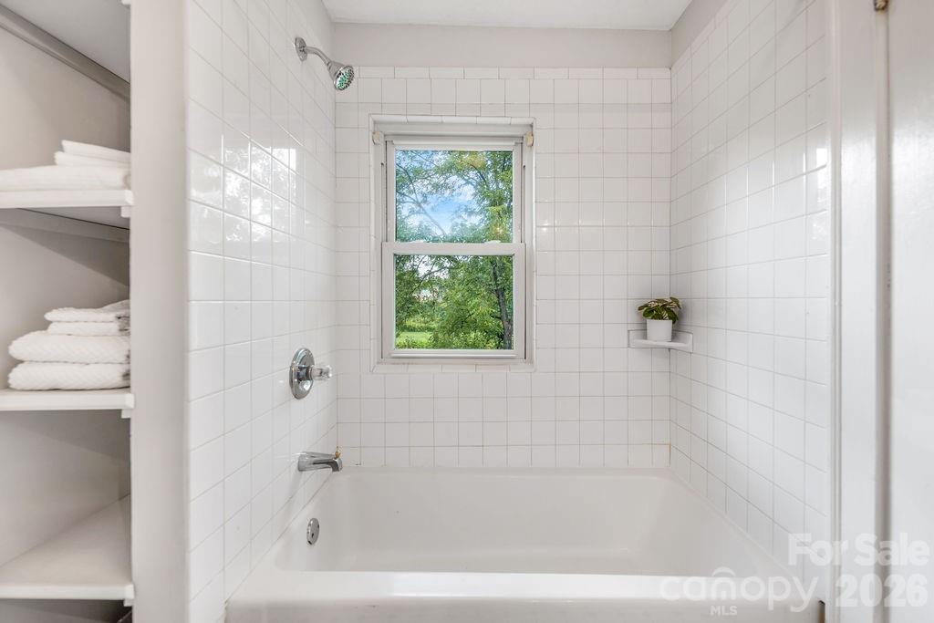 462 Sand Hill Road — Asheville