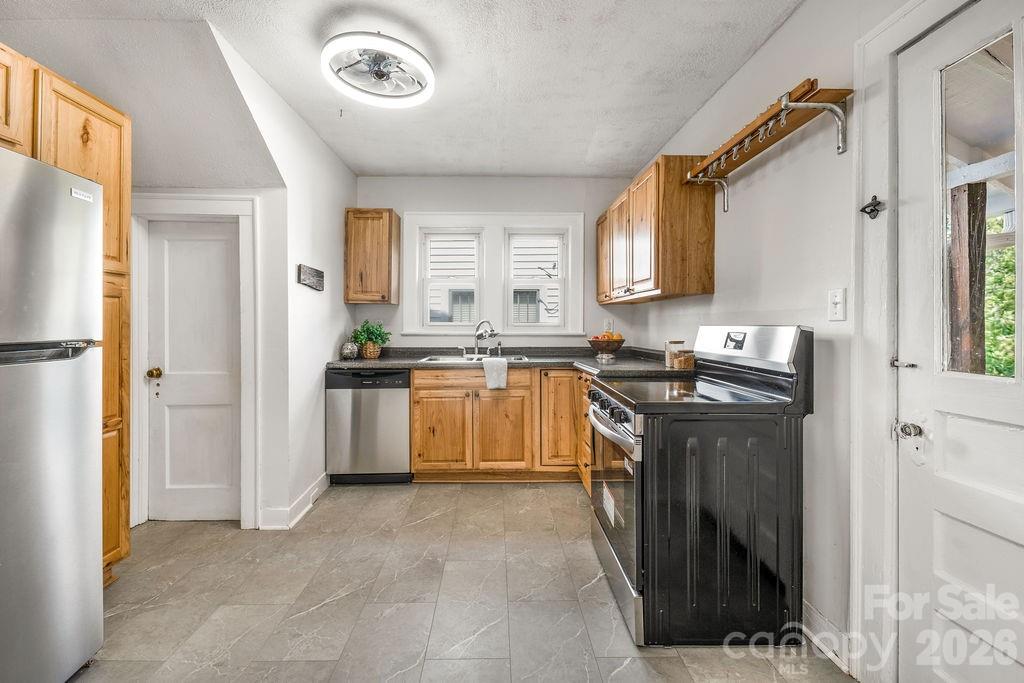 462 Sand Hill Road — Asheville