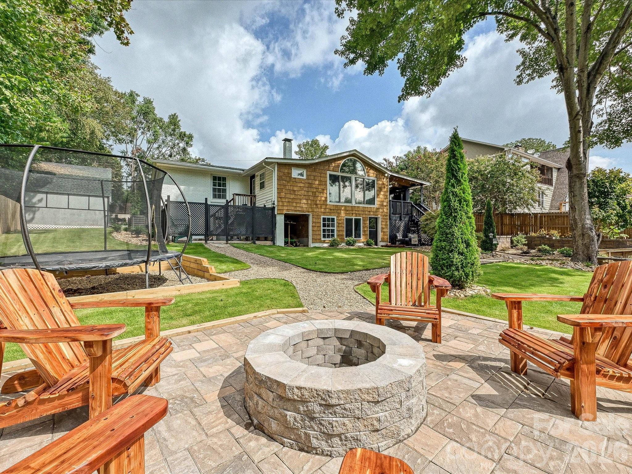 513 Paradise Circle — Belmont