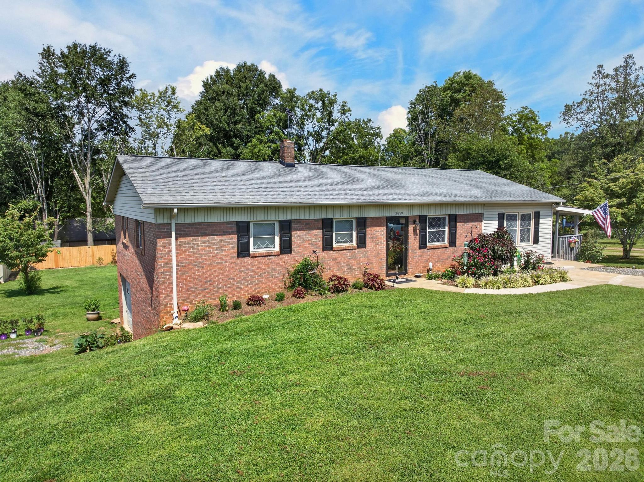 2559 Sweetbriar Circle — Lenoir