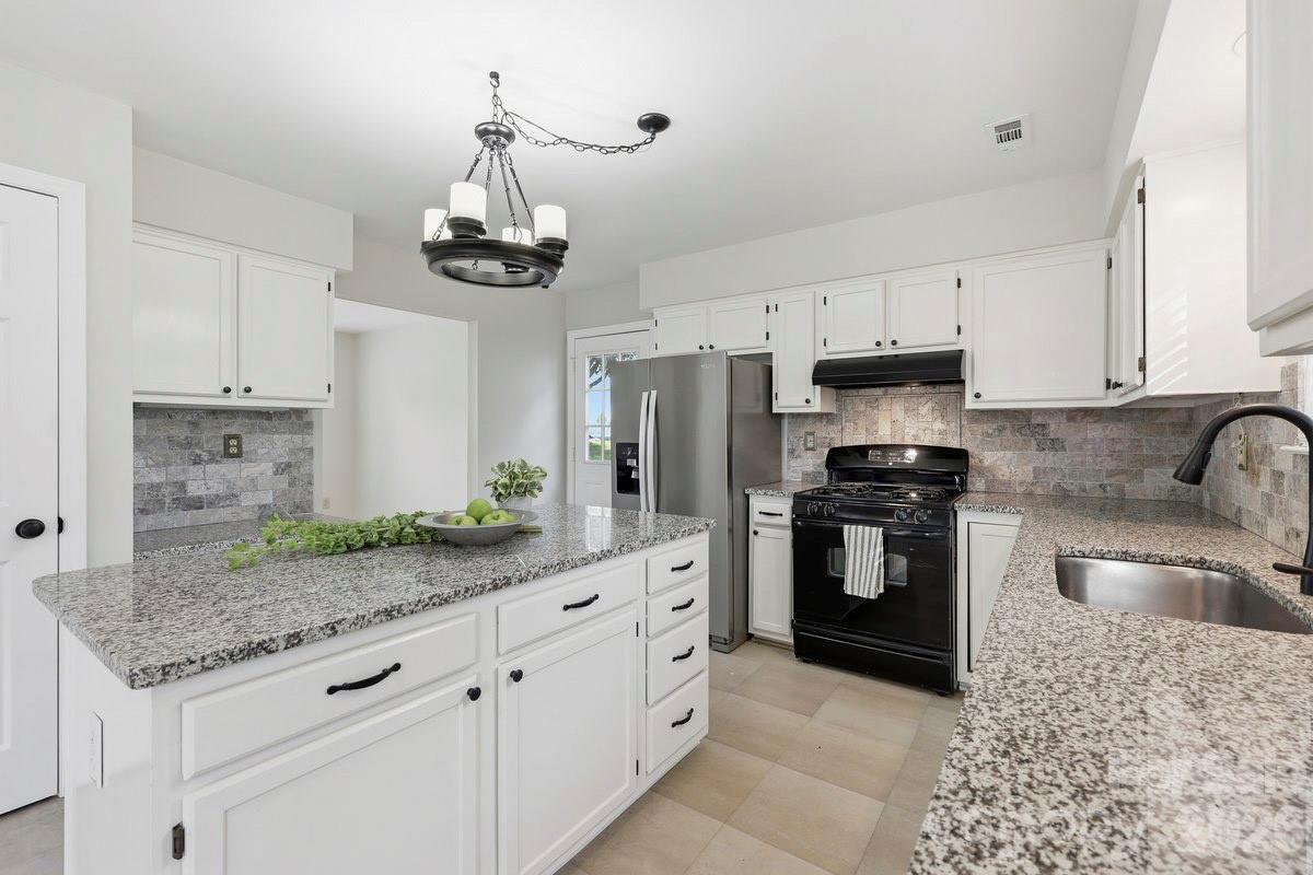 14230 Quartz Lane — Pineville