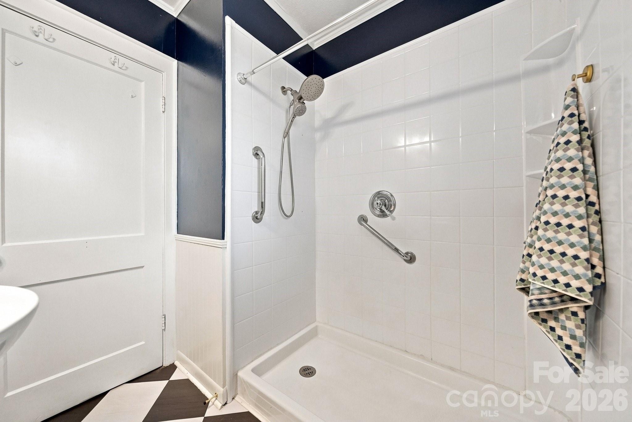 312 Sharon Avenue NW — Lenoir