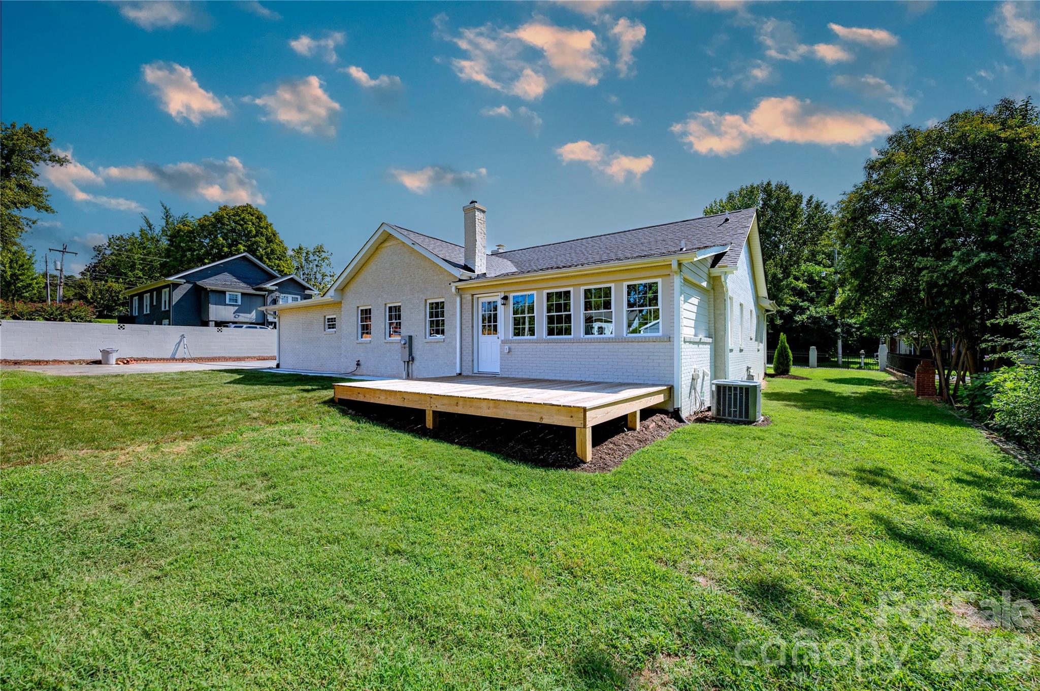 118 Alexander Street — Forest City