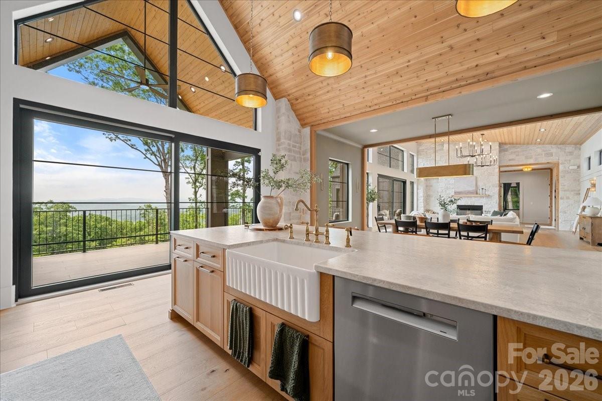 724 Grand Laurel Way — Brasstown