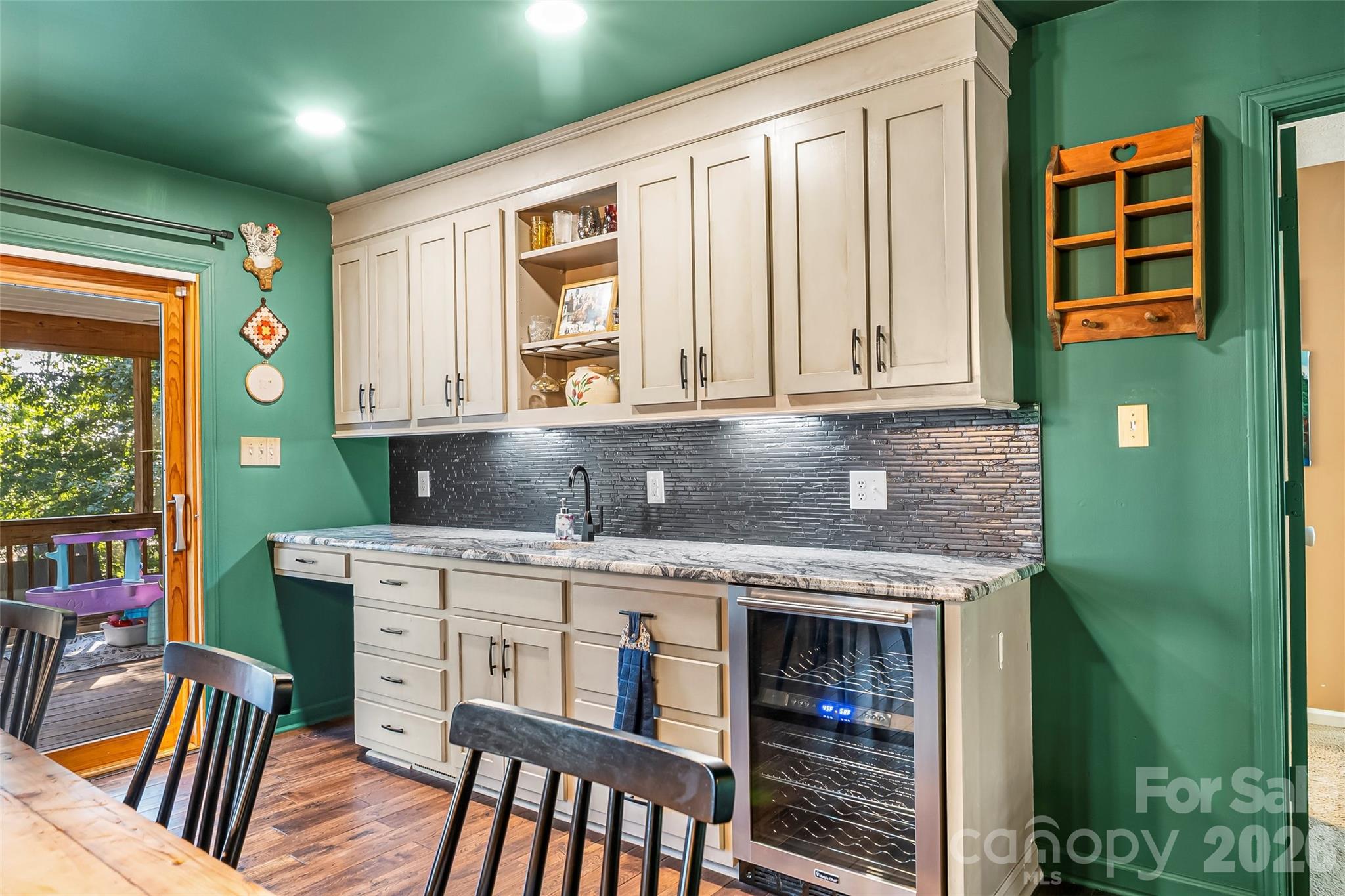 5468 Valley Run Street — Hickory