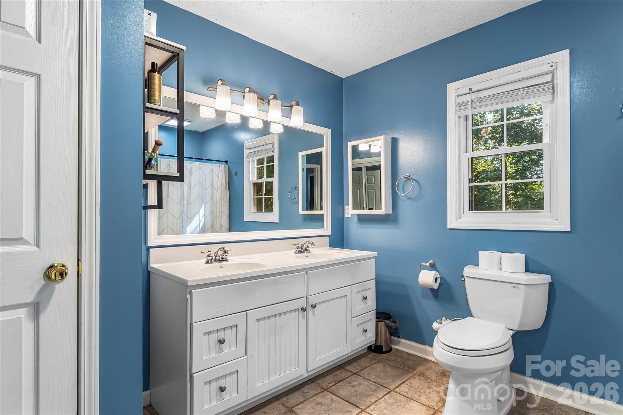 5468 Valley Run Street — Hickory