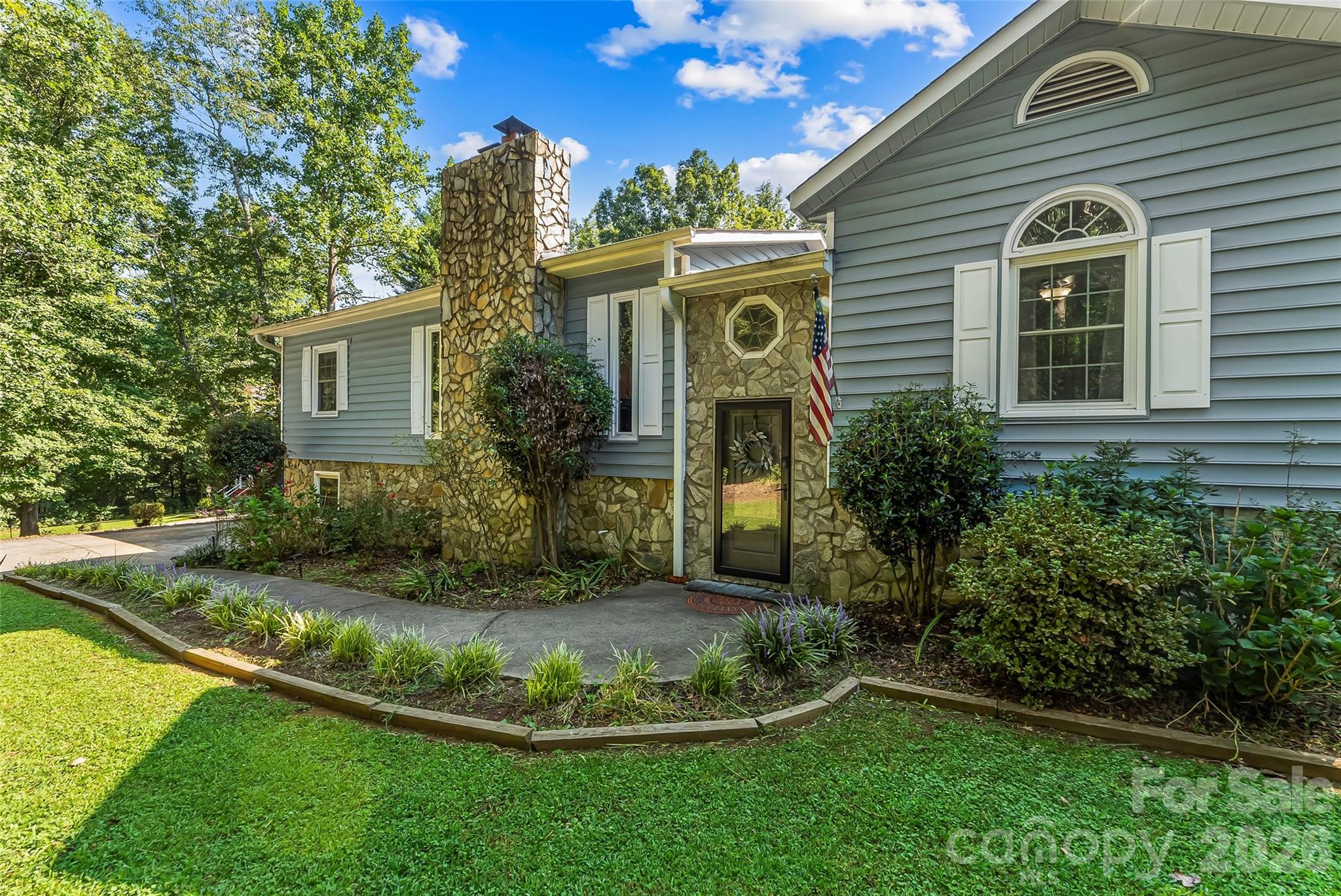 5468 Valley Run Street — Hickory
