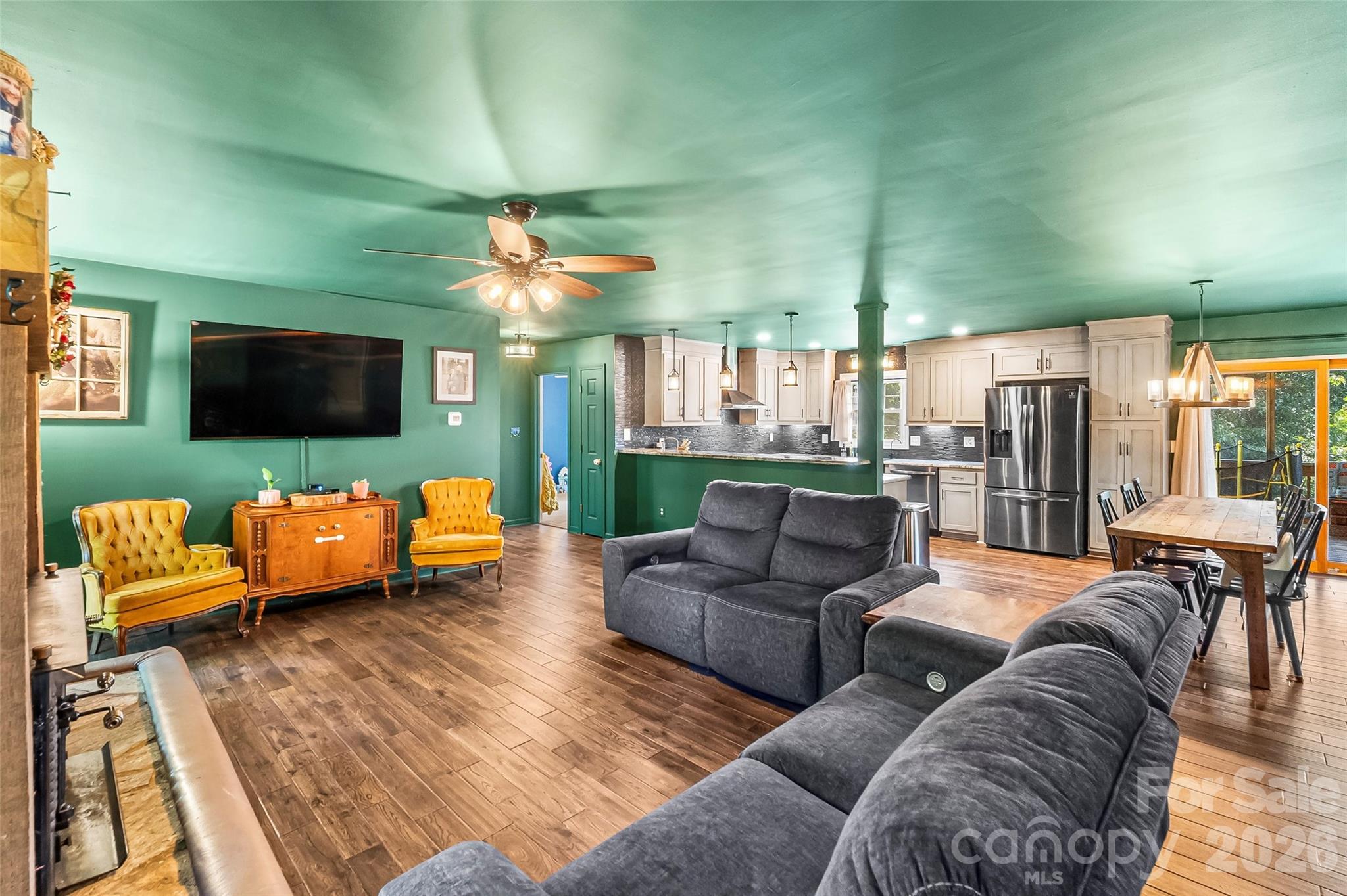5468 Valley Run Street — Hickory