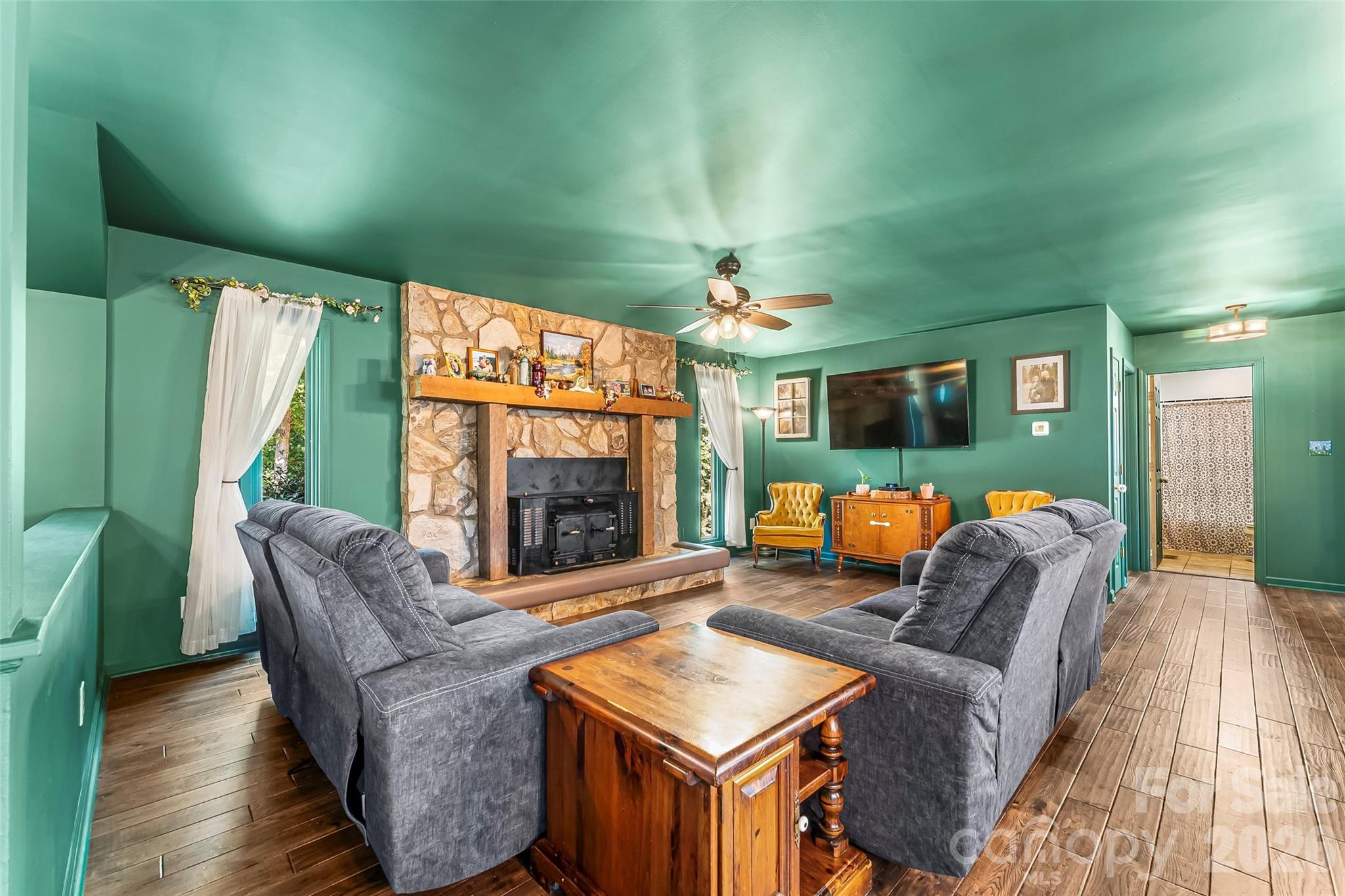 5468 Valley Run Street — Hickory