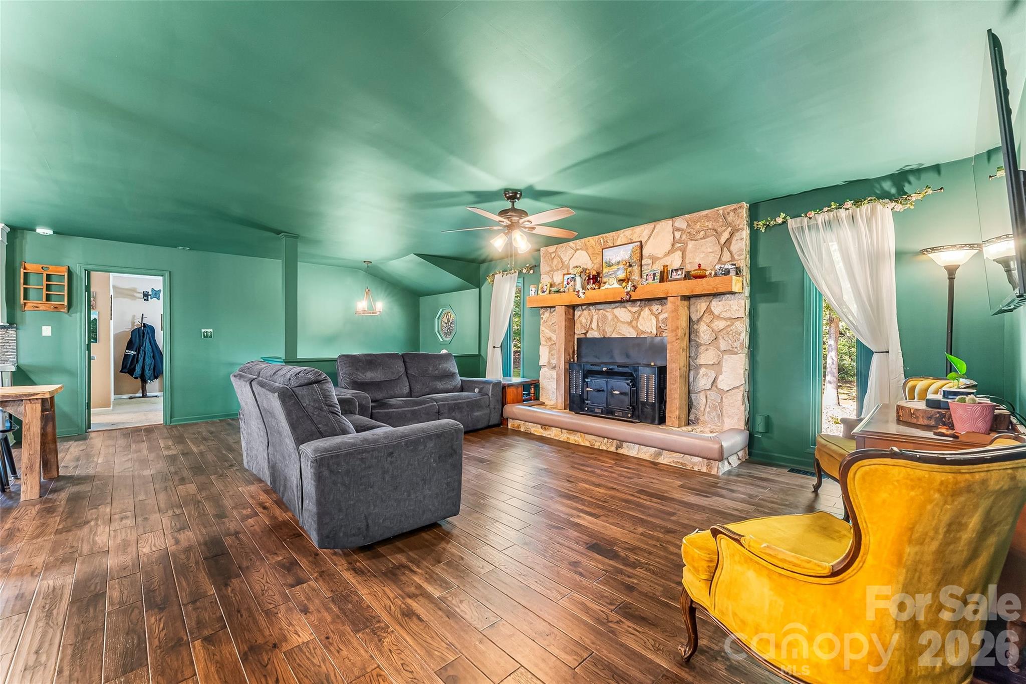 5468 Valley Run Street — Hickory