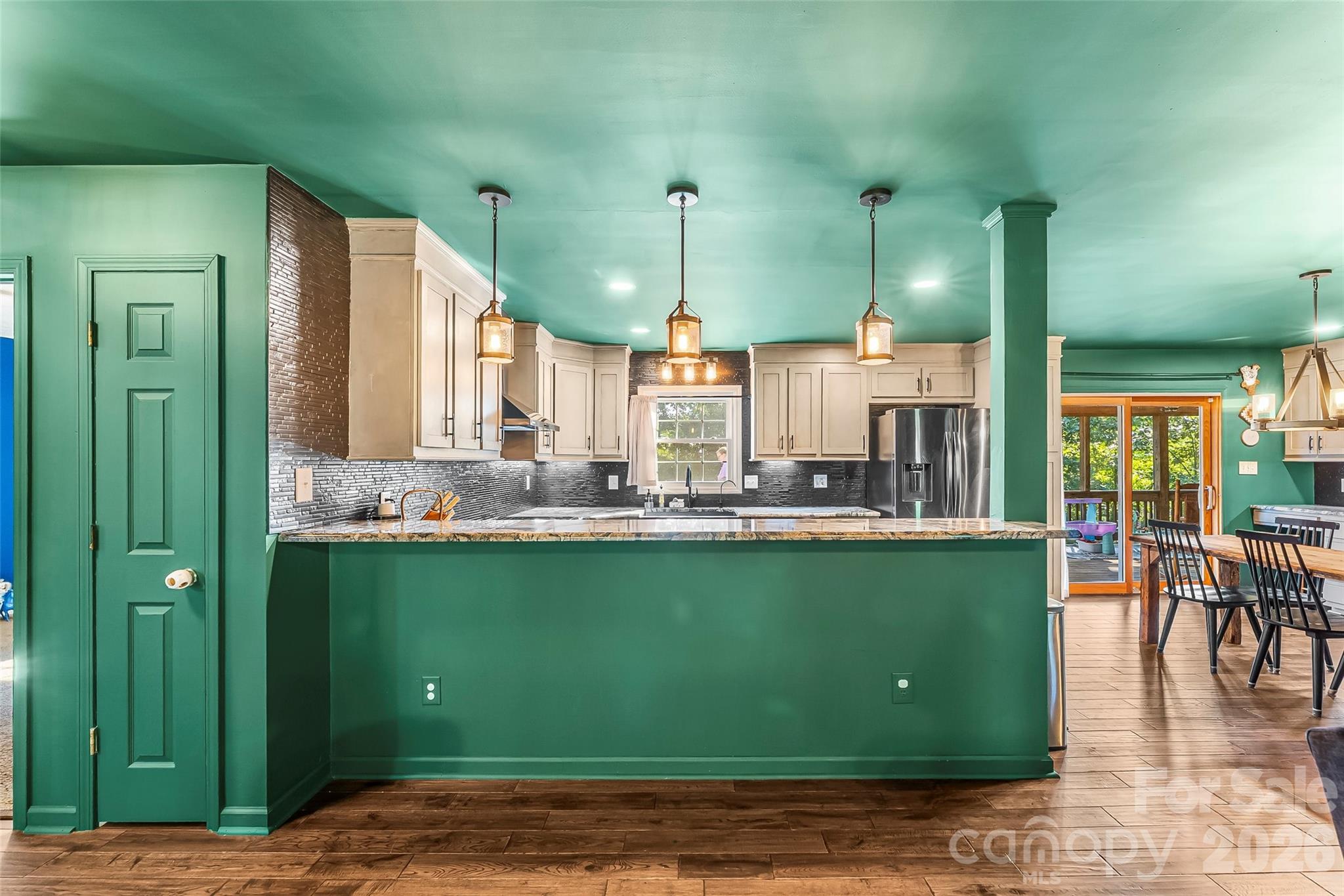 5468 Valley Run Street — Hickory