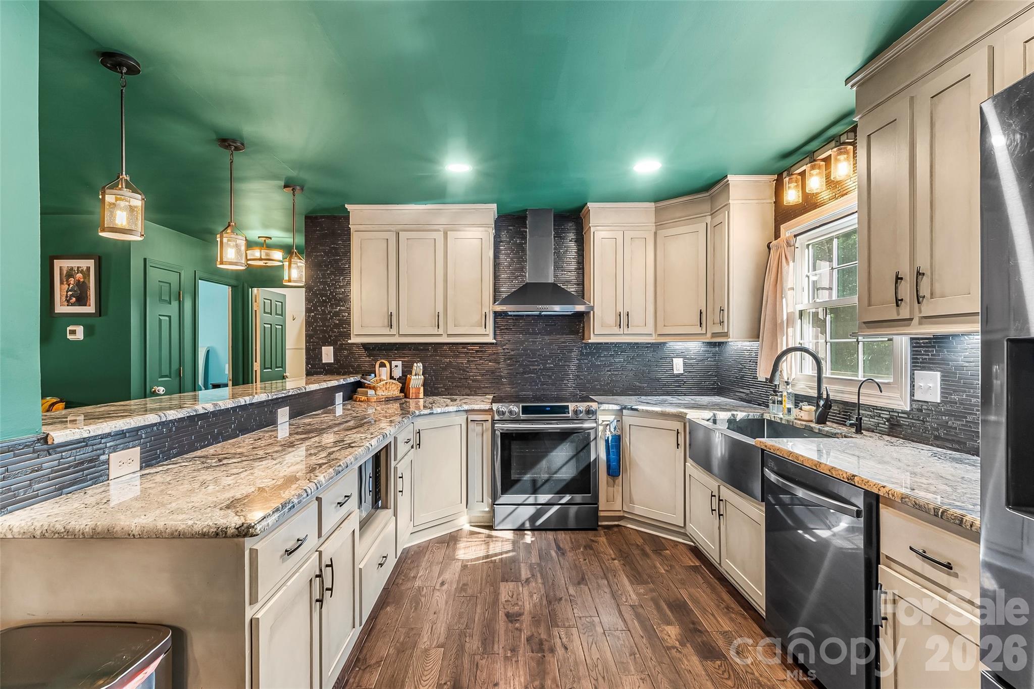 5468 Valley Run Street — Hickory