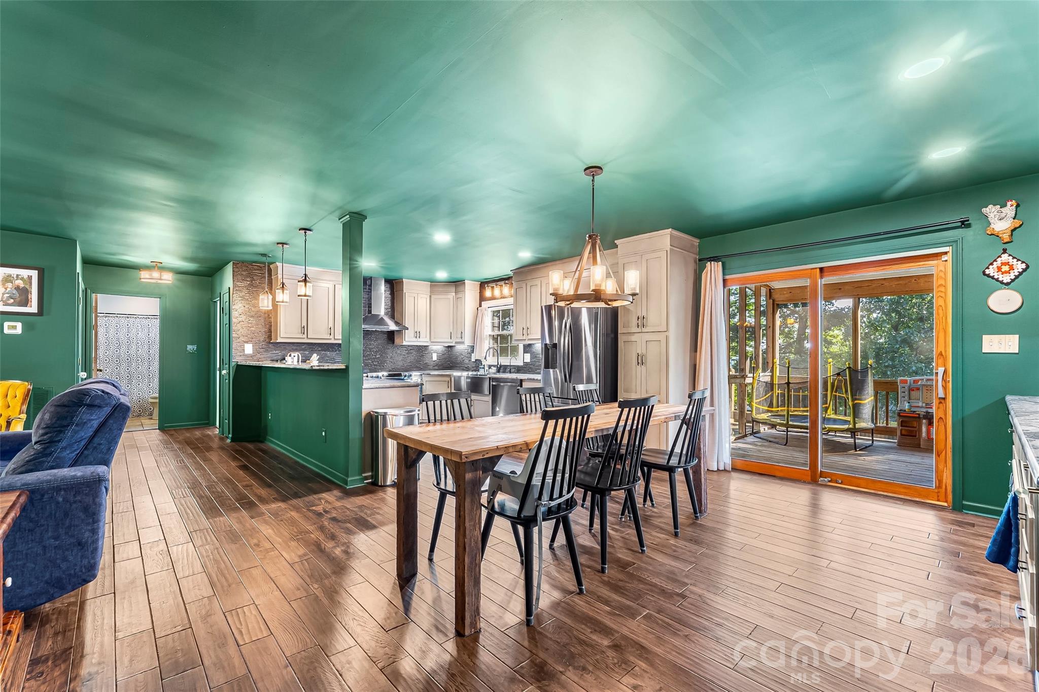5468 Valley Run Street — Hickory