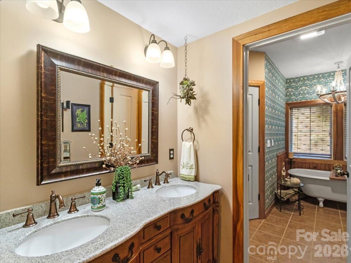 250 Creekside Way #C202 — Burnsville