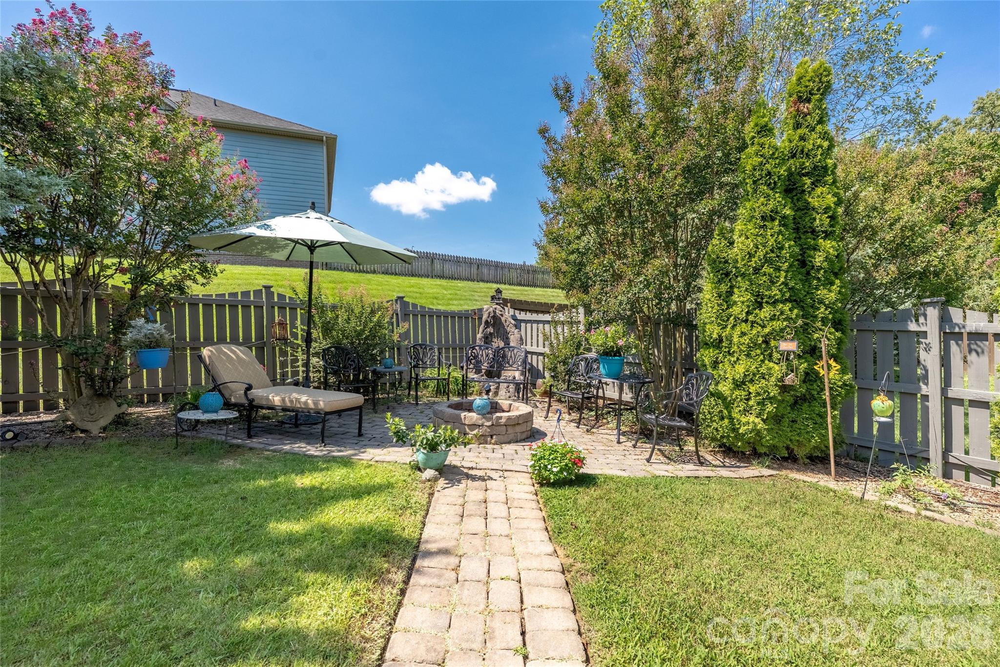 11426 Warfield Avenue — Huntersville