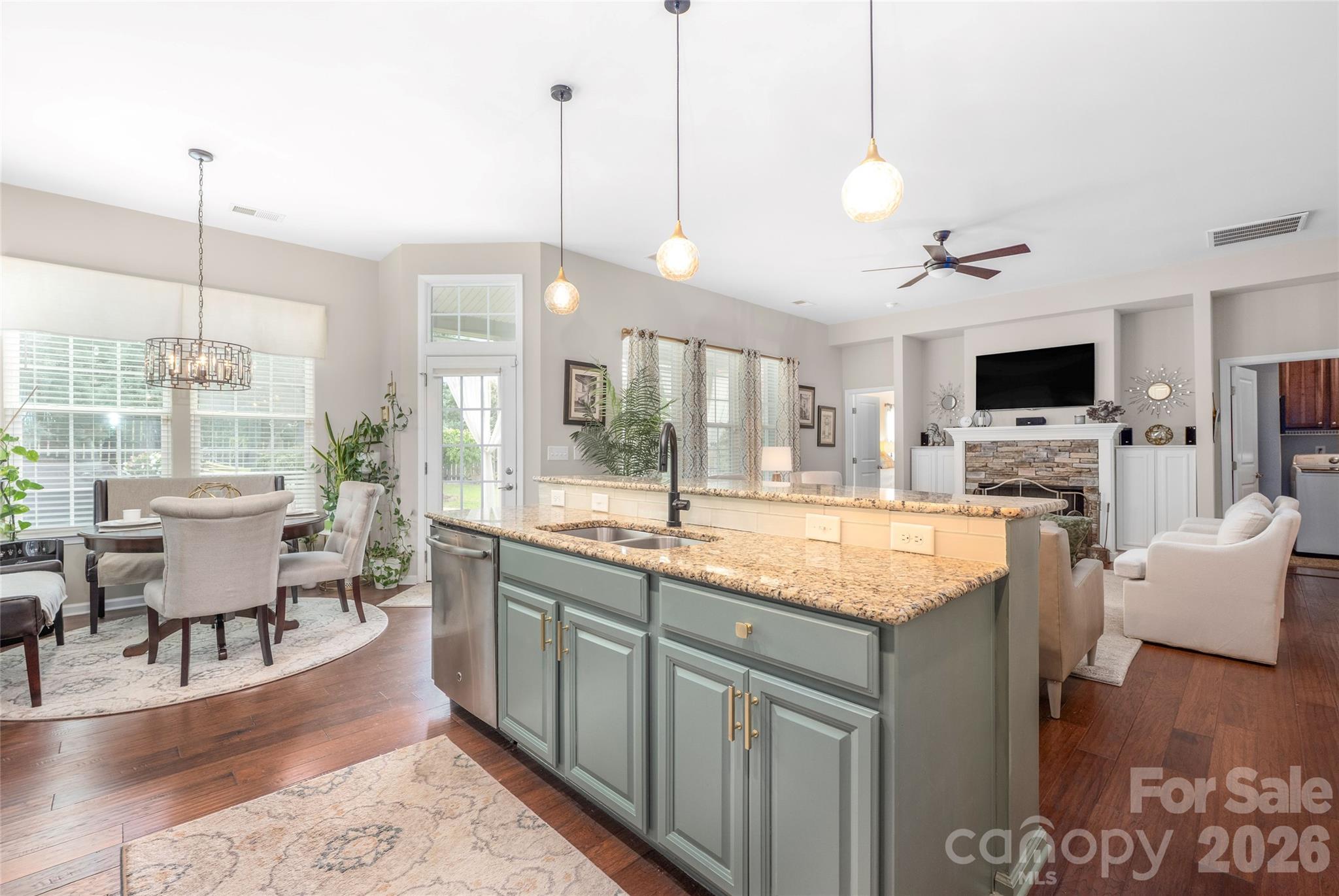 11426 Warfield Avenue — Huntersville