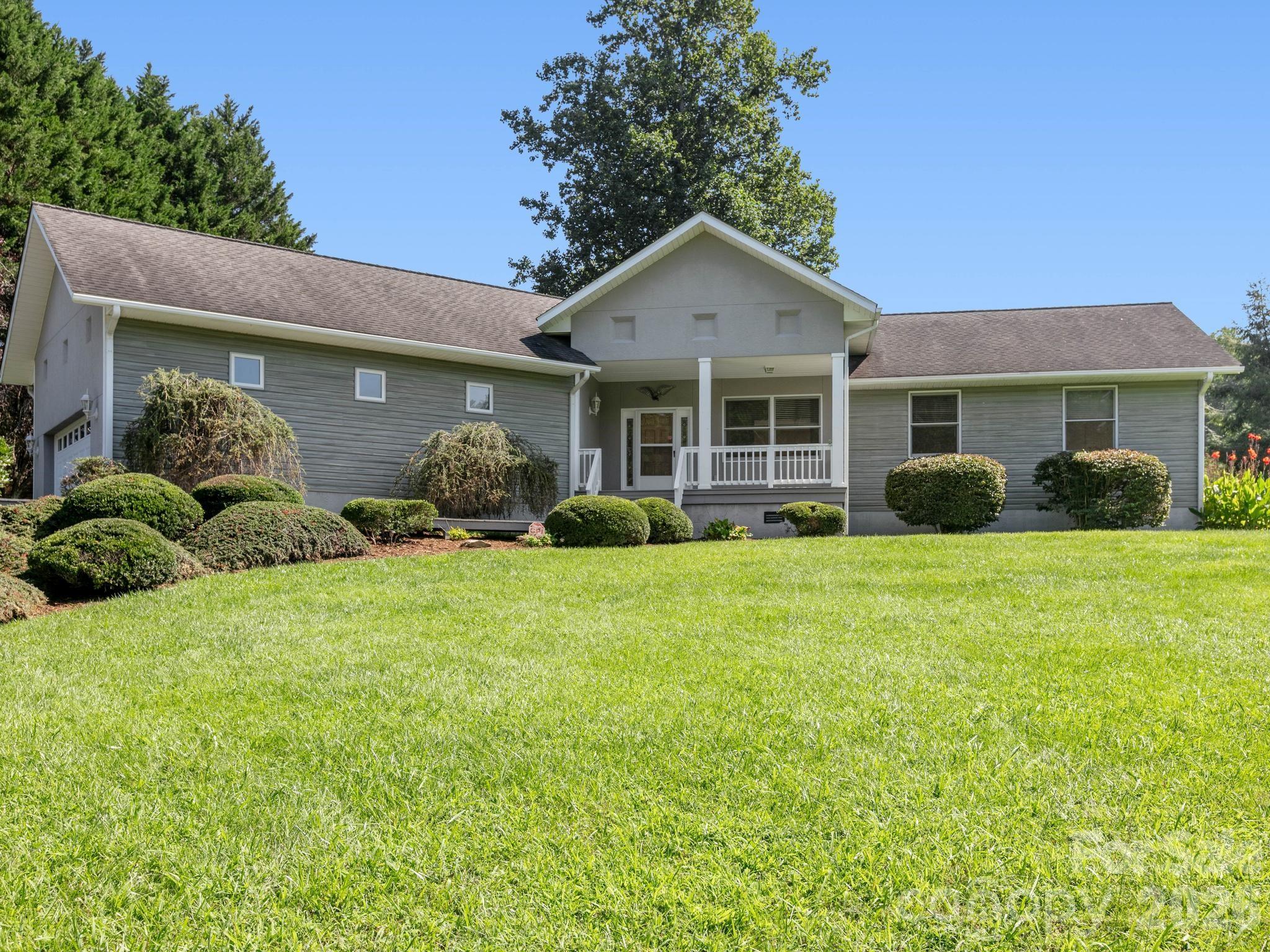 128 Stone House Road — Hendersonville