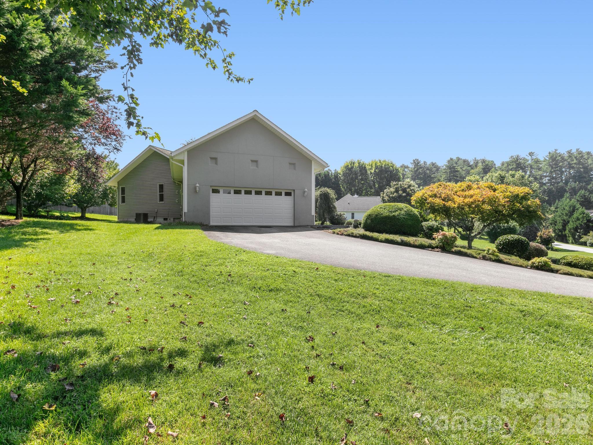 128 Stone House Road — Hendersonville