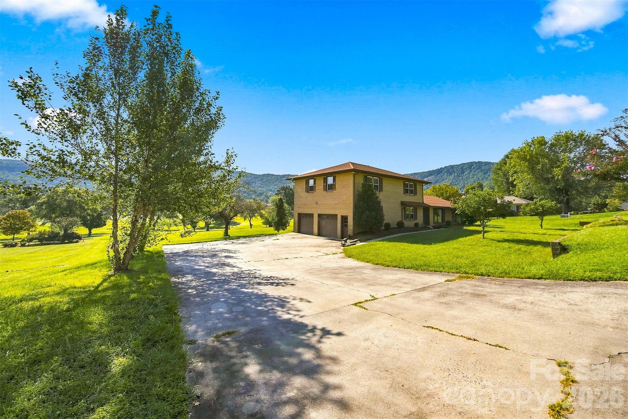 2796 Lakeview Drive — Lenoir